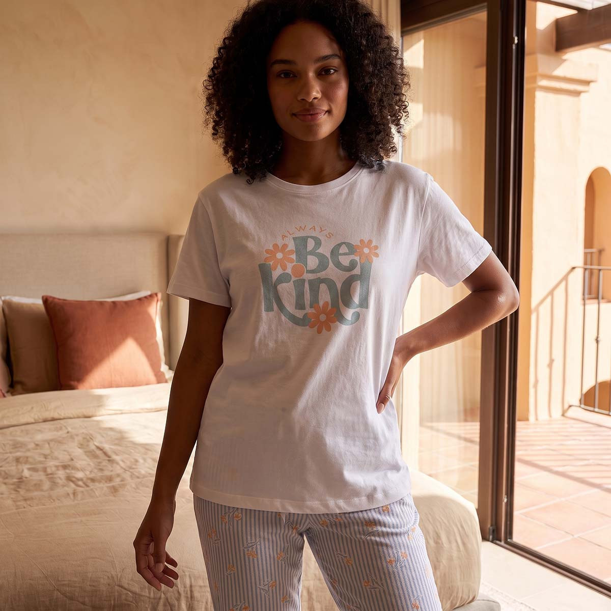 طقم بيجاما بنطلون وتيشيرت بطبعات من سبلاش فاف-women-clothing-nightwear-pyjamas-longsets-image-4