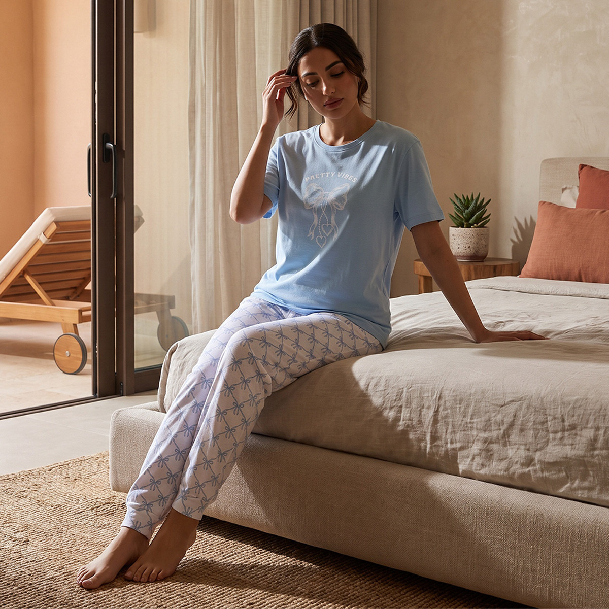 طقم بنطلون بيجاما وتيشيرت برقبة ضيقة وطبعات من سبلاش فاف-women-clothing-nightwear-pyjamas-longsets-image-1