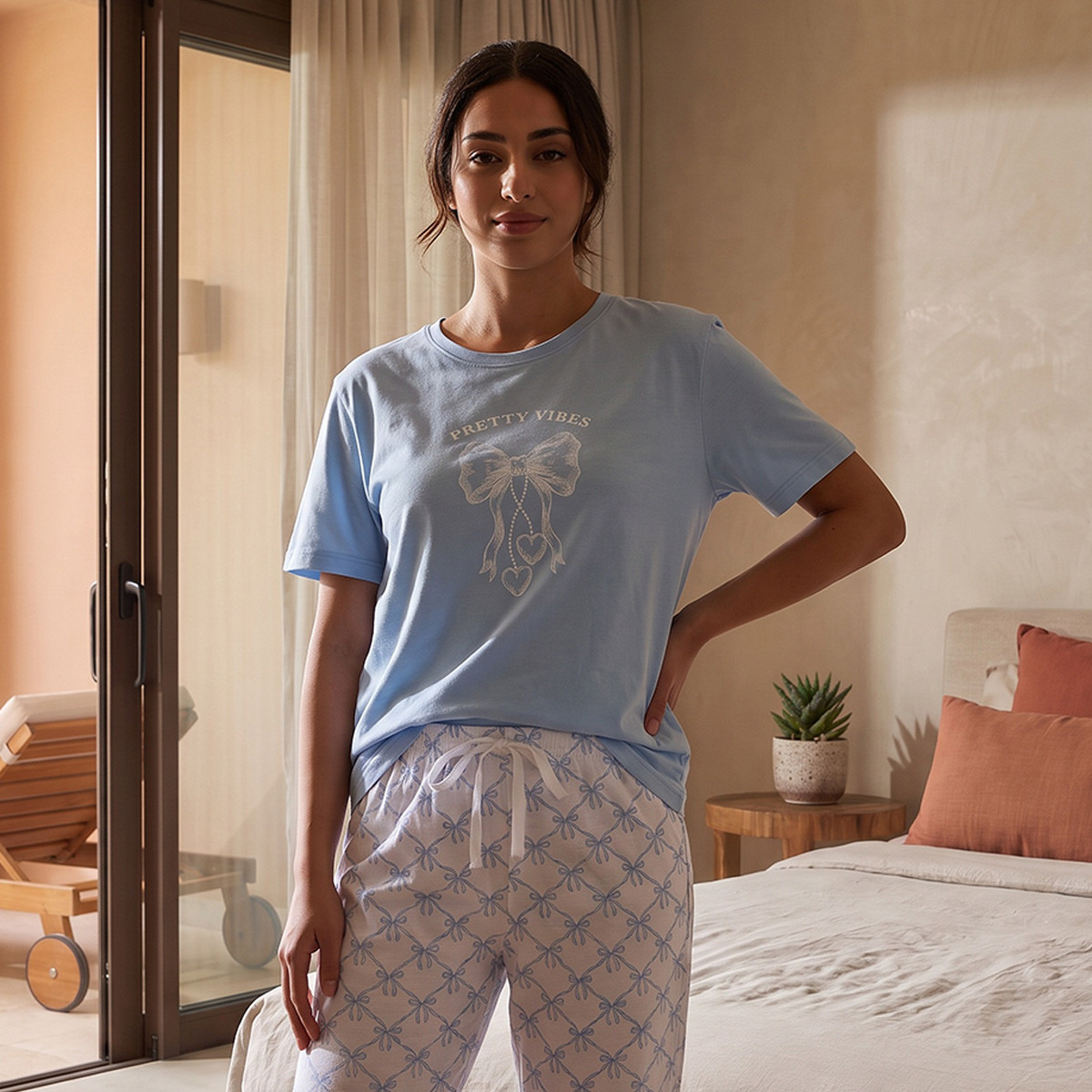 طقم بنطلون بيجاما وتيشيرت برقبة ضيقة وطبعات من سبلاش فاف-women-clothing-nightwear-pyjamas-longsets-image-4