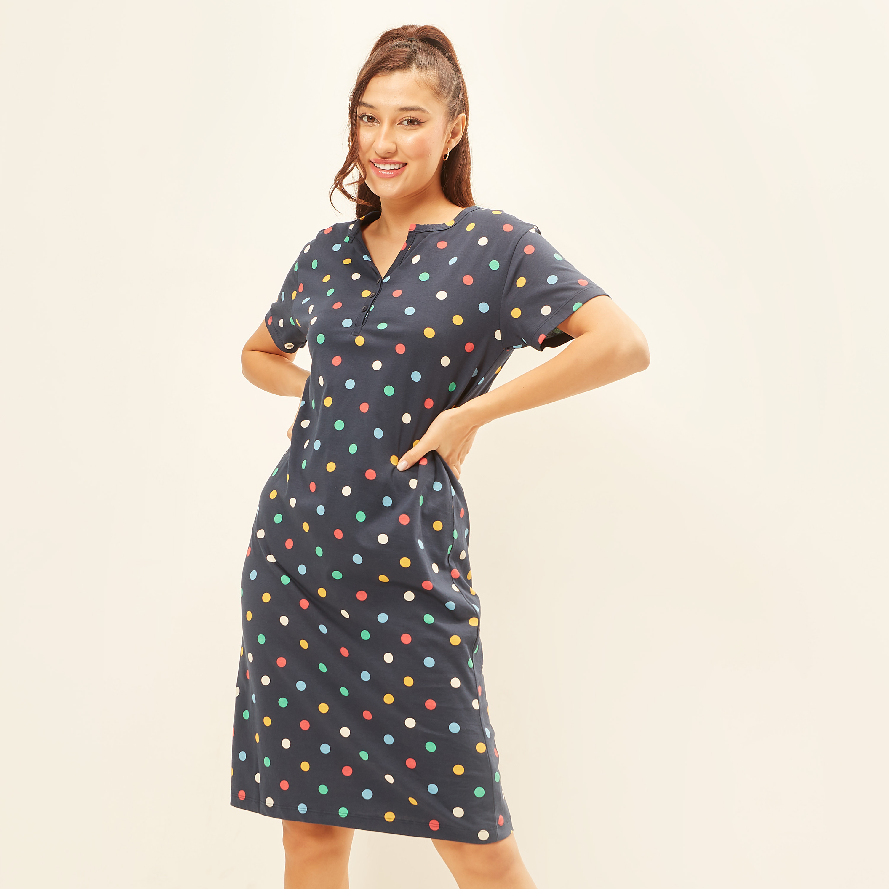 قميص نوم بأكمام قصيرة وطبعات منقطة-women-clothing-nightwear-nighties-image-1