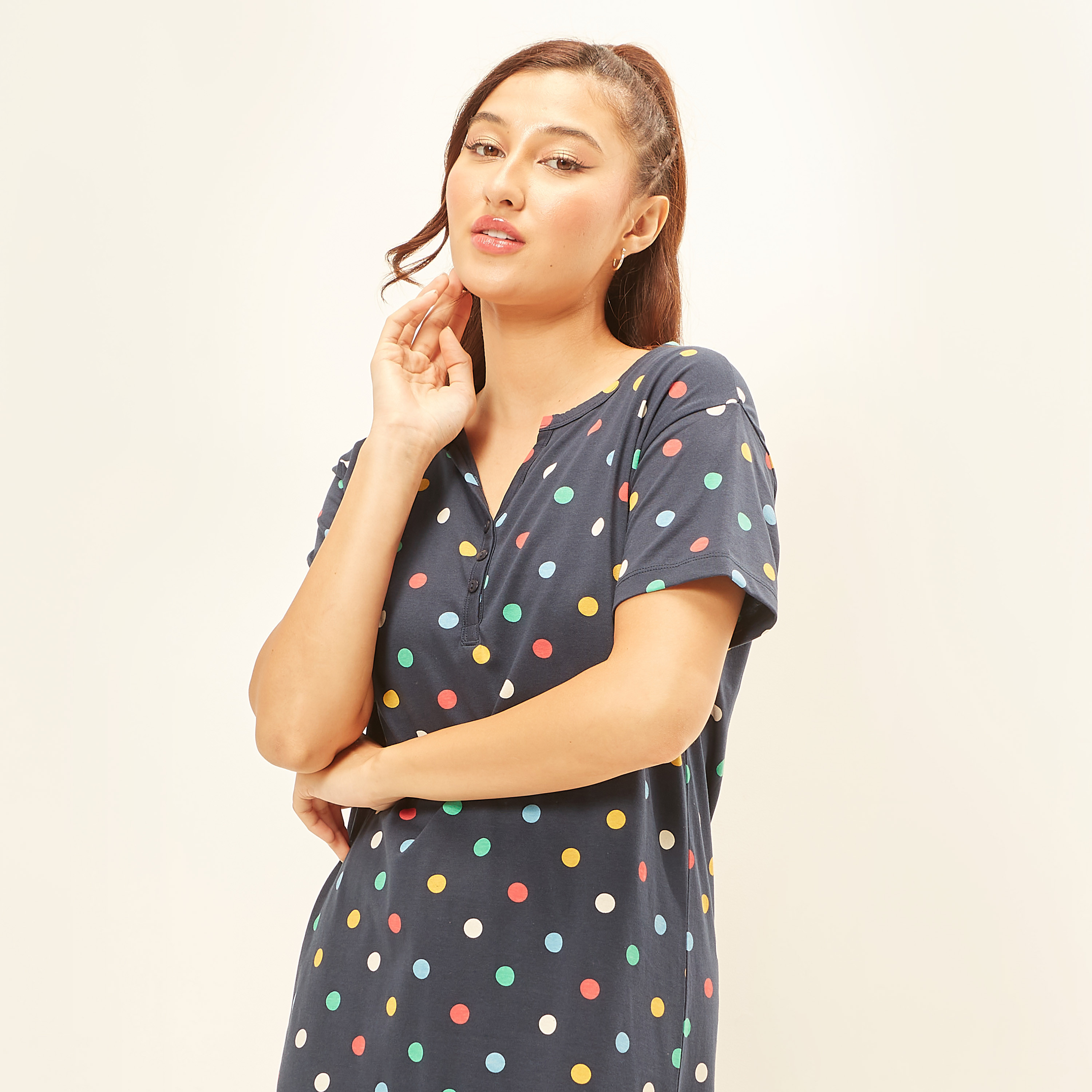 قميص نوم بأكمام قصيرة وطبعات منقطة-women-clothing-nightwear-nighties-image-2