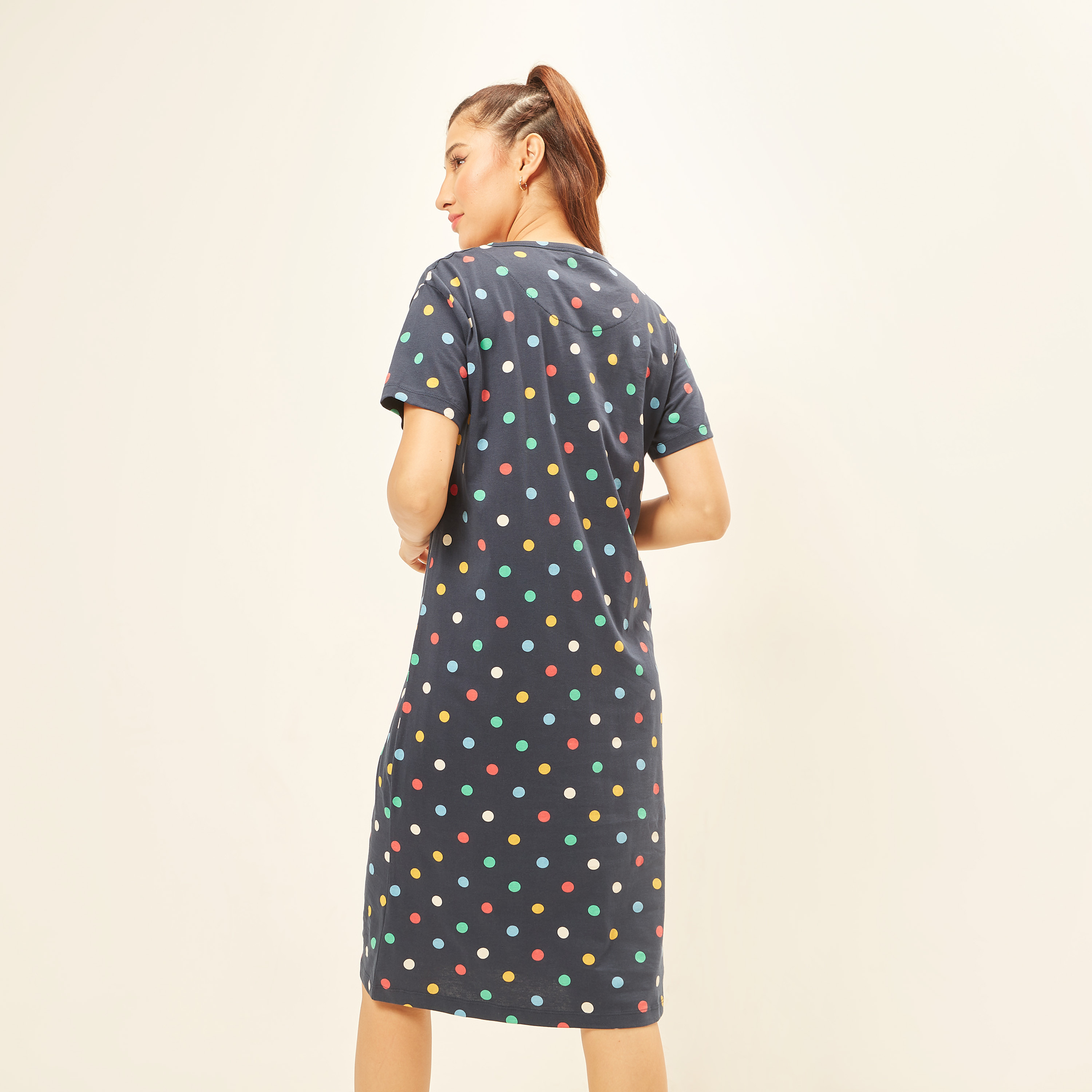 قميص نوم بأكمام قصيرة وطبعات منقطة-women-clothing-nightwear-nighties-image-4