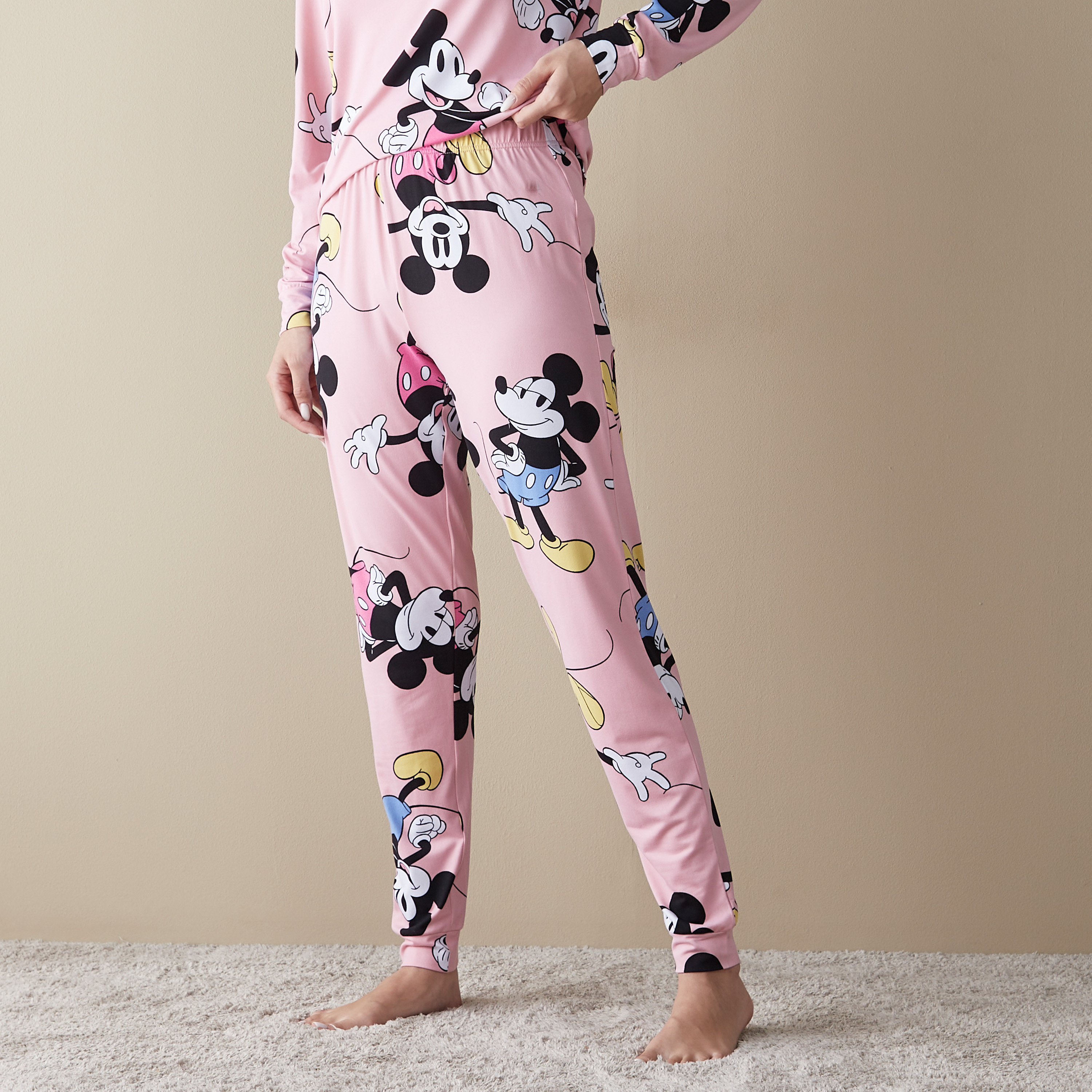 طقم بنطلون بيجاما وتيشيرت بطبعات ميكي ماوس-women-clothing-nightwear-pyjamas-longsets-image-4