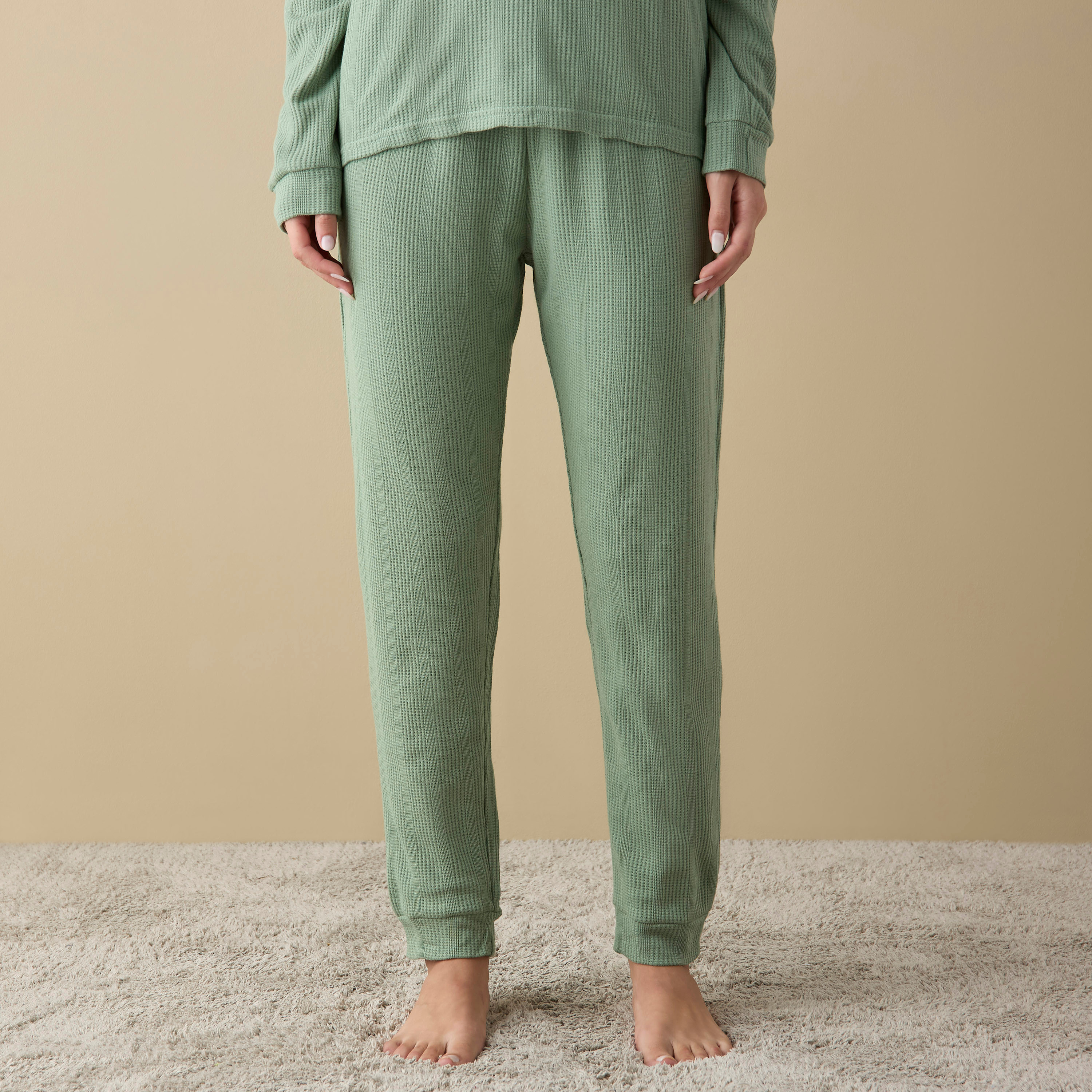 طقم هودي بأكمام طويلة بنمط وافل بارز الملمس وبنطلون رياضي بخصر مطاطي-women-clothing-nightwear-pyjamas-longsets-image-3