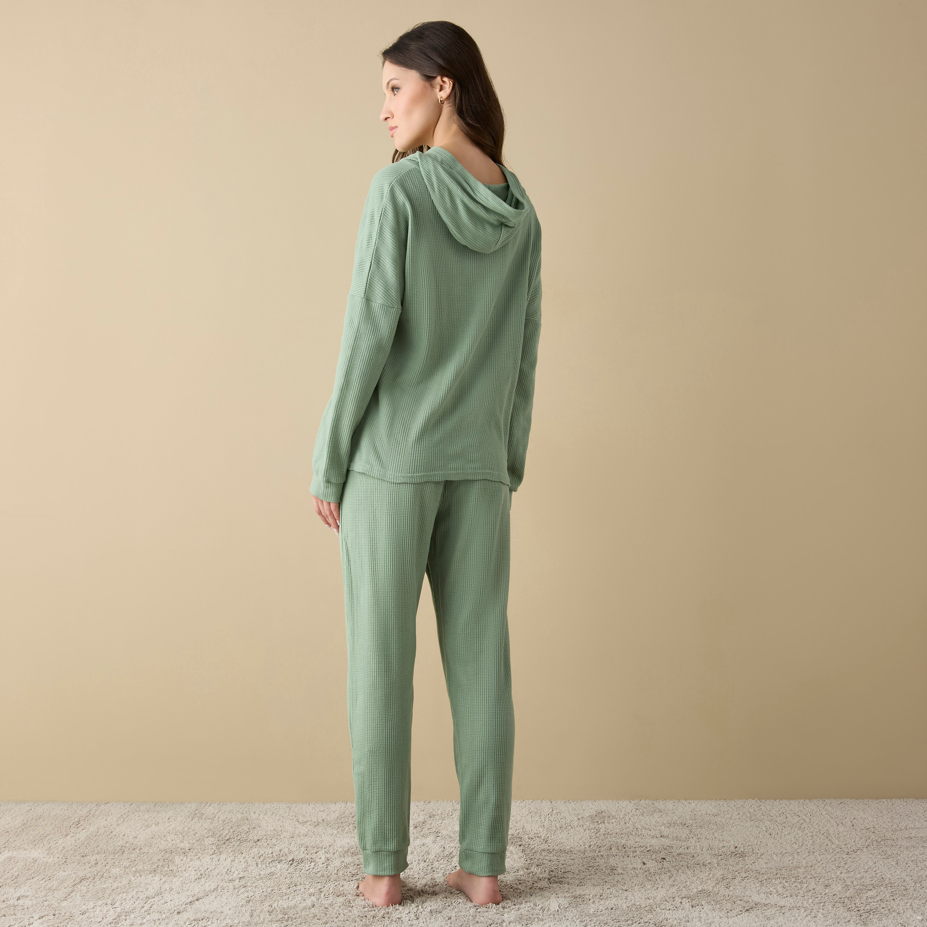 طقم هودي بأكمام طويلة بنمط وافل بارز الملمس وبنطلون رياضي بخصر مطاطي-women-clothing-nightwear-pyjamas-longsets-image-4
