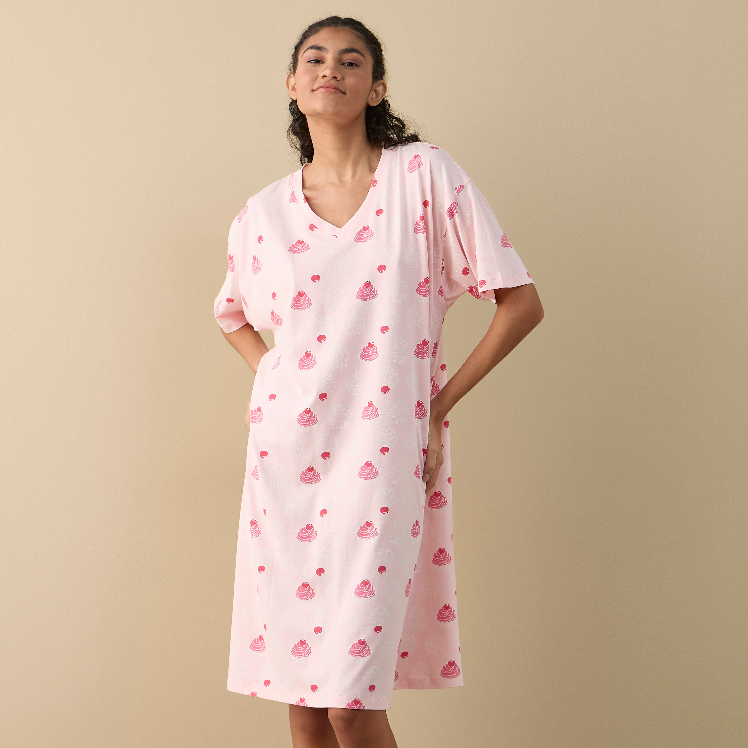 قميص نوم بياقة V وأكمام قصيرة وطبعات-women-clothing-nightwear-nighties-image-1