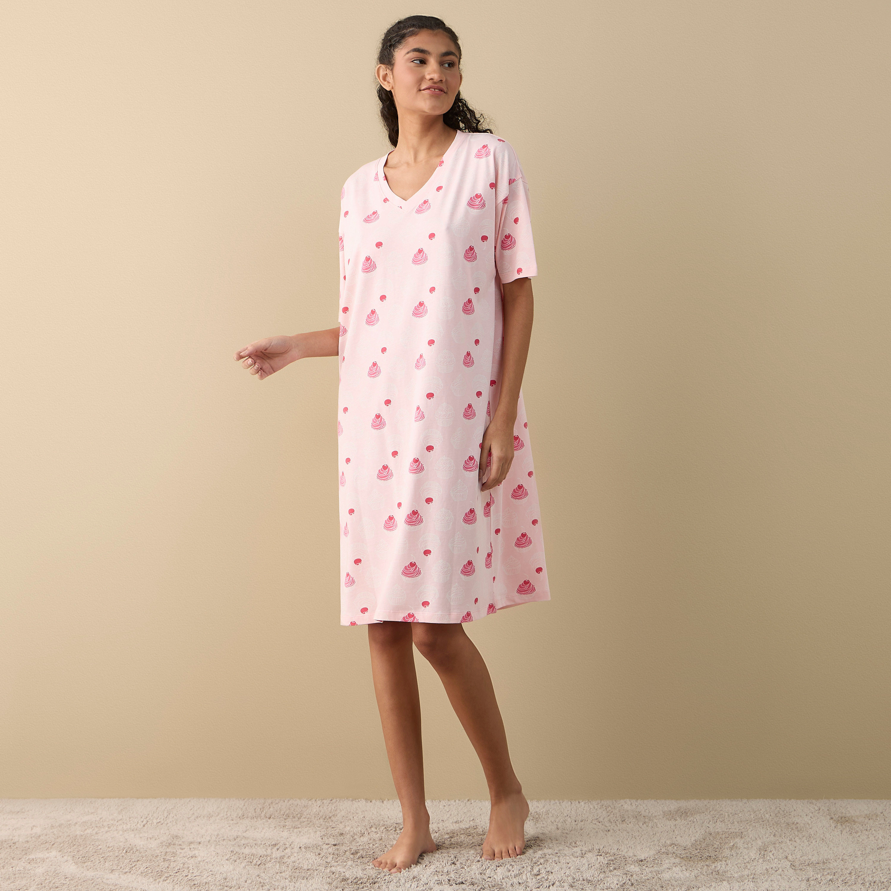 قميص نوم بياقة V وأكمام قصيرة وطبعات-women-clothing-nightwear-nighties-image-2