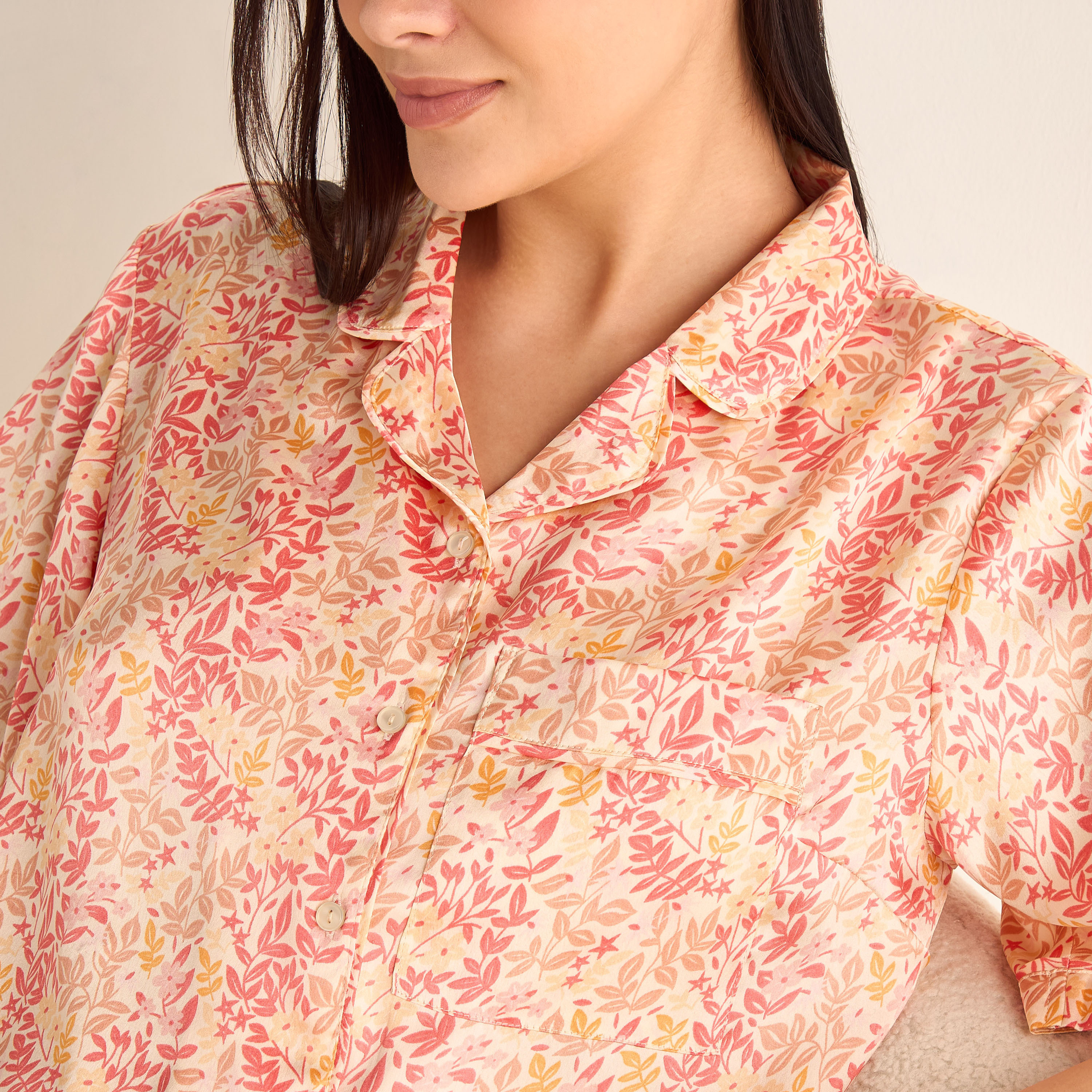 طقم بنطلون بيجاما بخصر مطاطي وقميص بياقة كامب وطبعات زهرية-women-clothing-nightwear-pyjamas-longsets-image-5