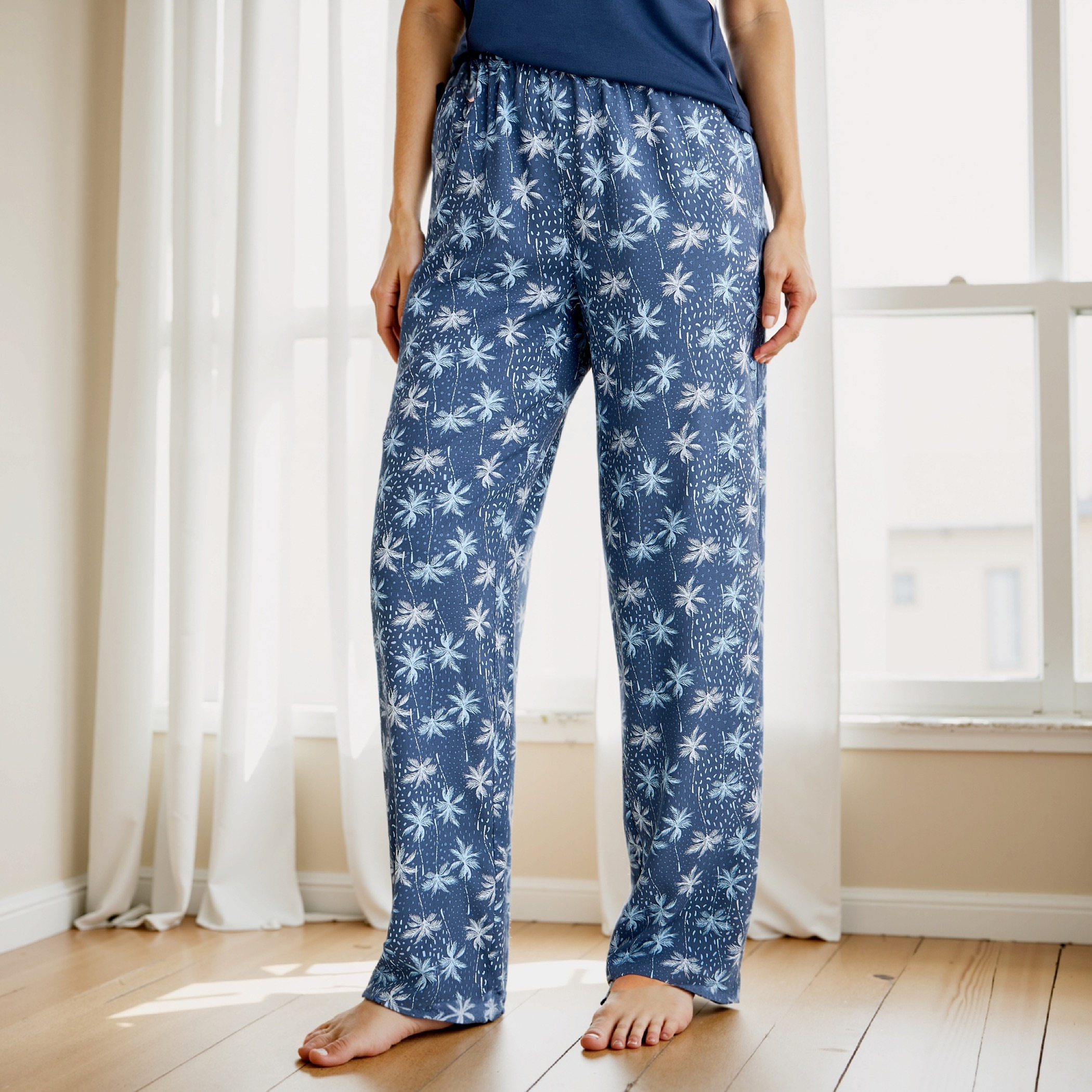 طقم بنطلون بيجاما وتيشيرت فيسكوز بطبعات جرافيك-women-clothing-nightwear-pyjamas-longsets-image-3