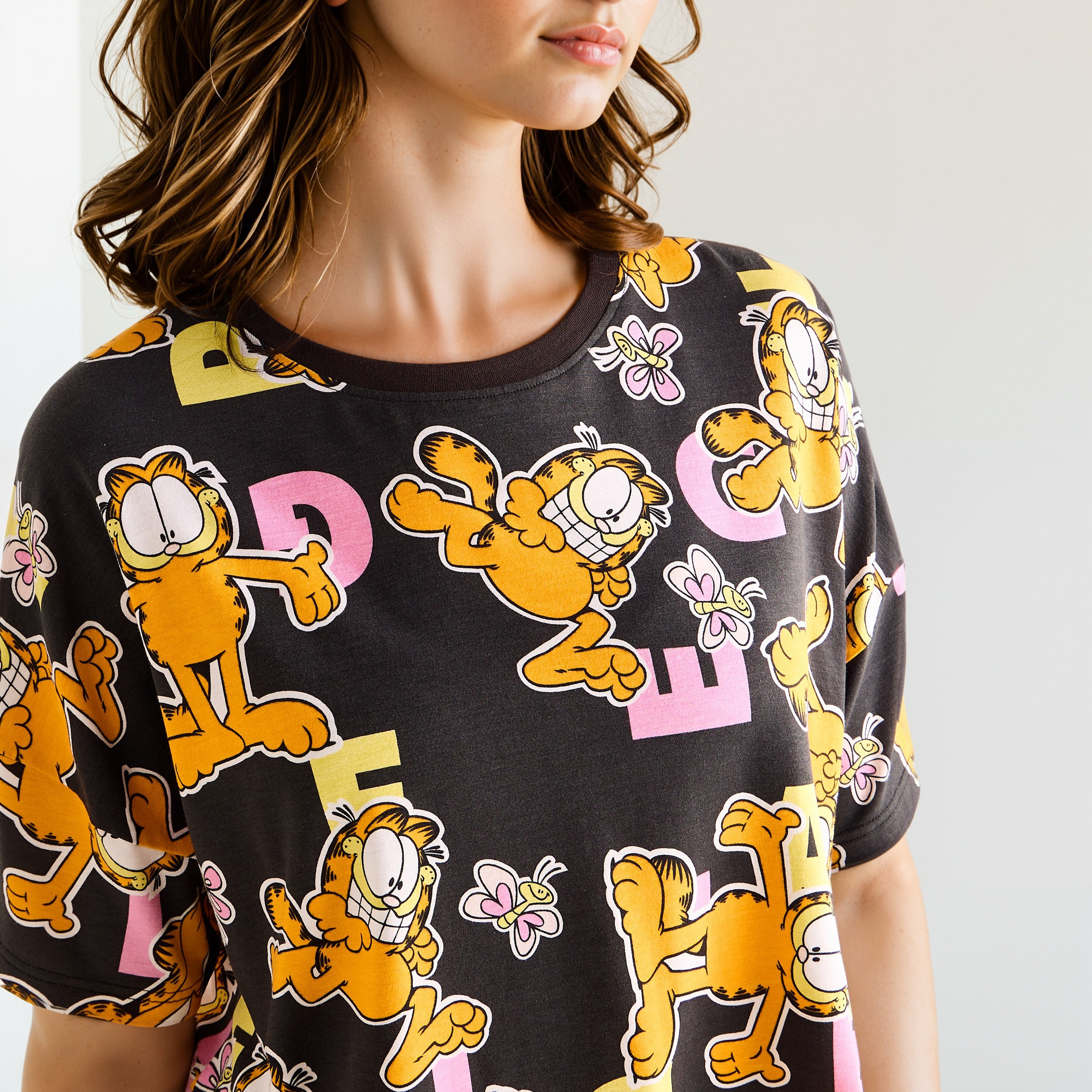 All-Over Garfield Print Shorts Set-women-clothing-nightwear-pyjamas-shortsets-image-5