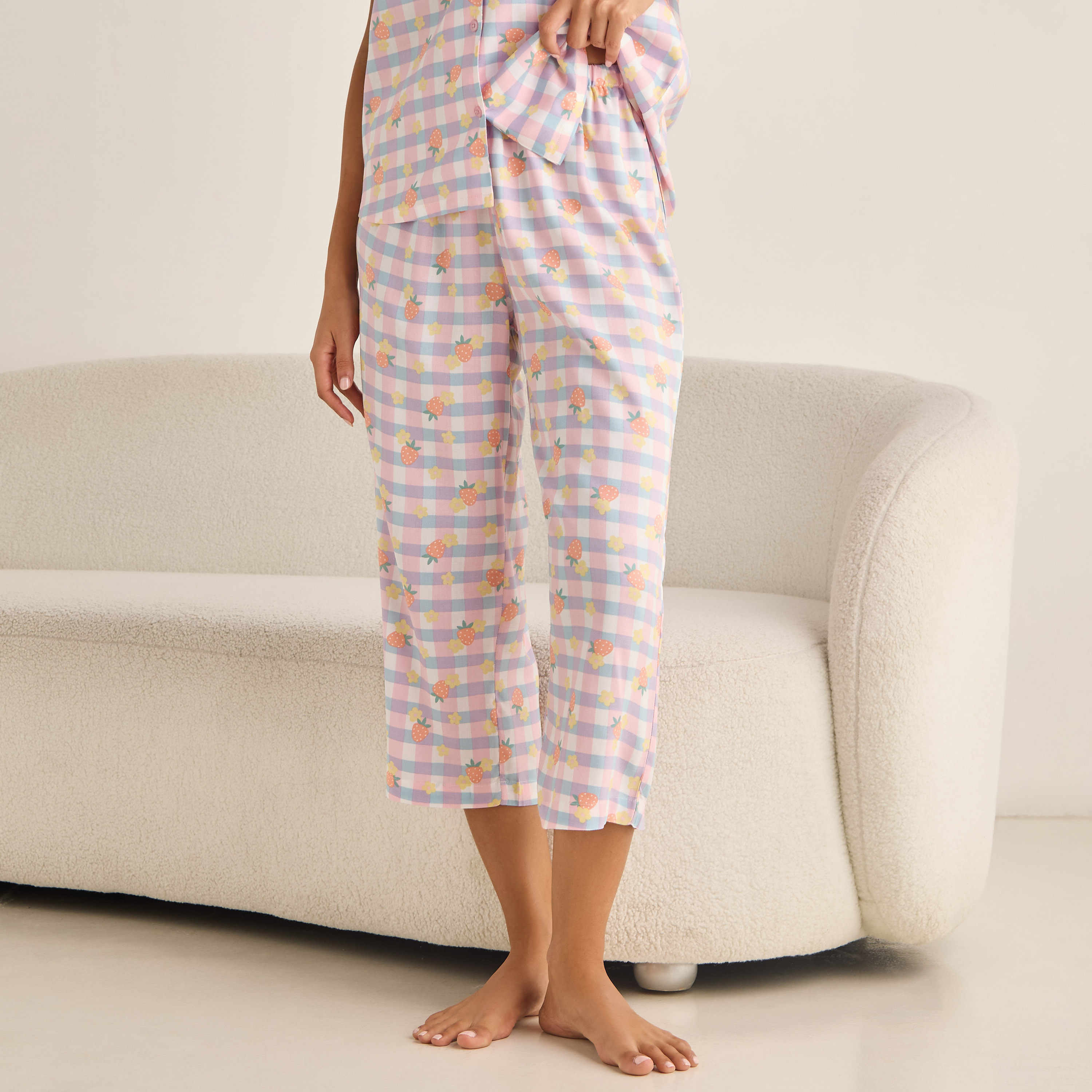 طقم بيجاما بطبعات فراولة-women-clothing-nightwear-pyjamas-longsets-image-4