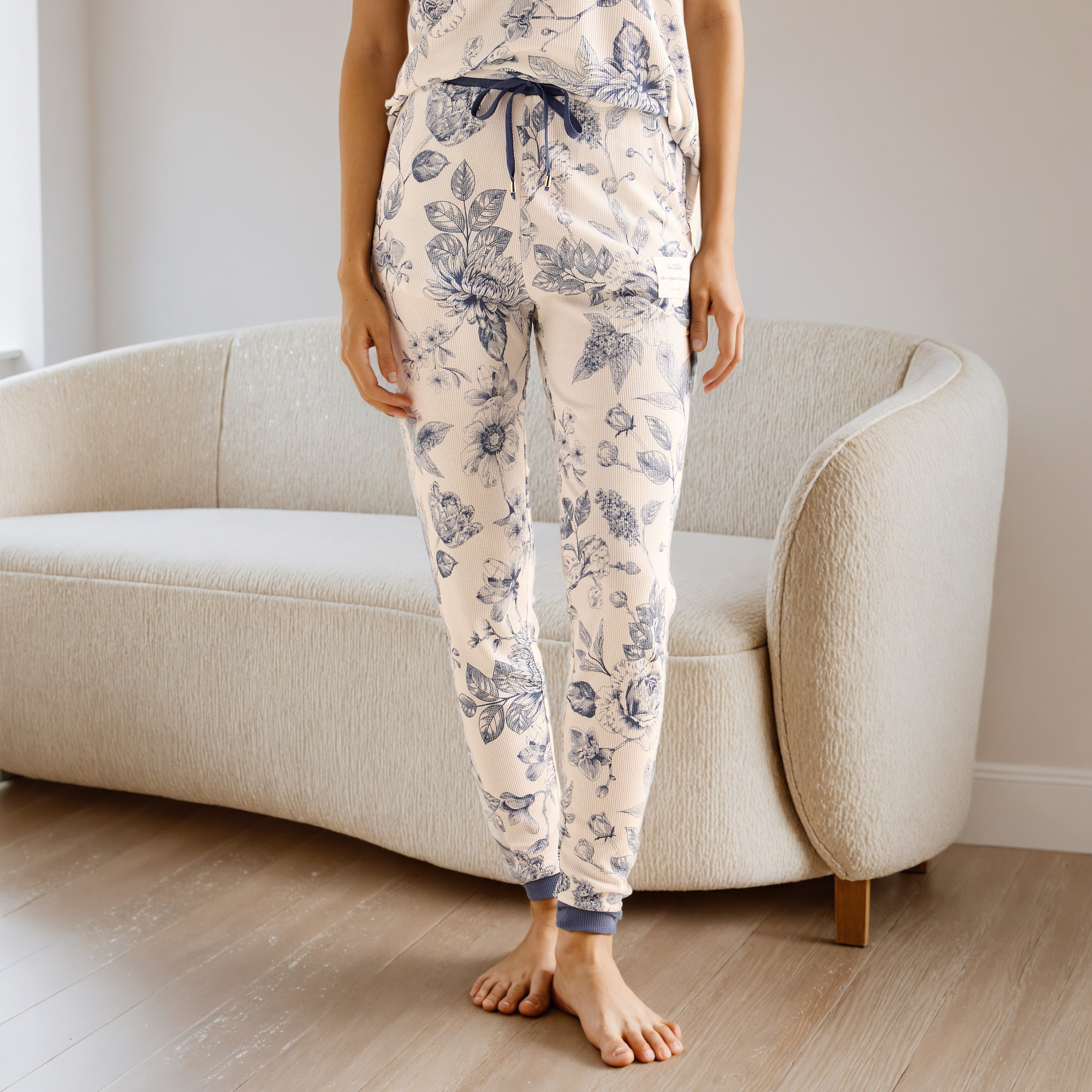 طقم بيجاما بطبعات زهرية-women-clothing-nightwear-pyjamas-longsets-image-4