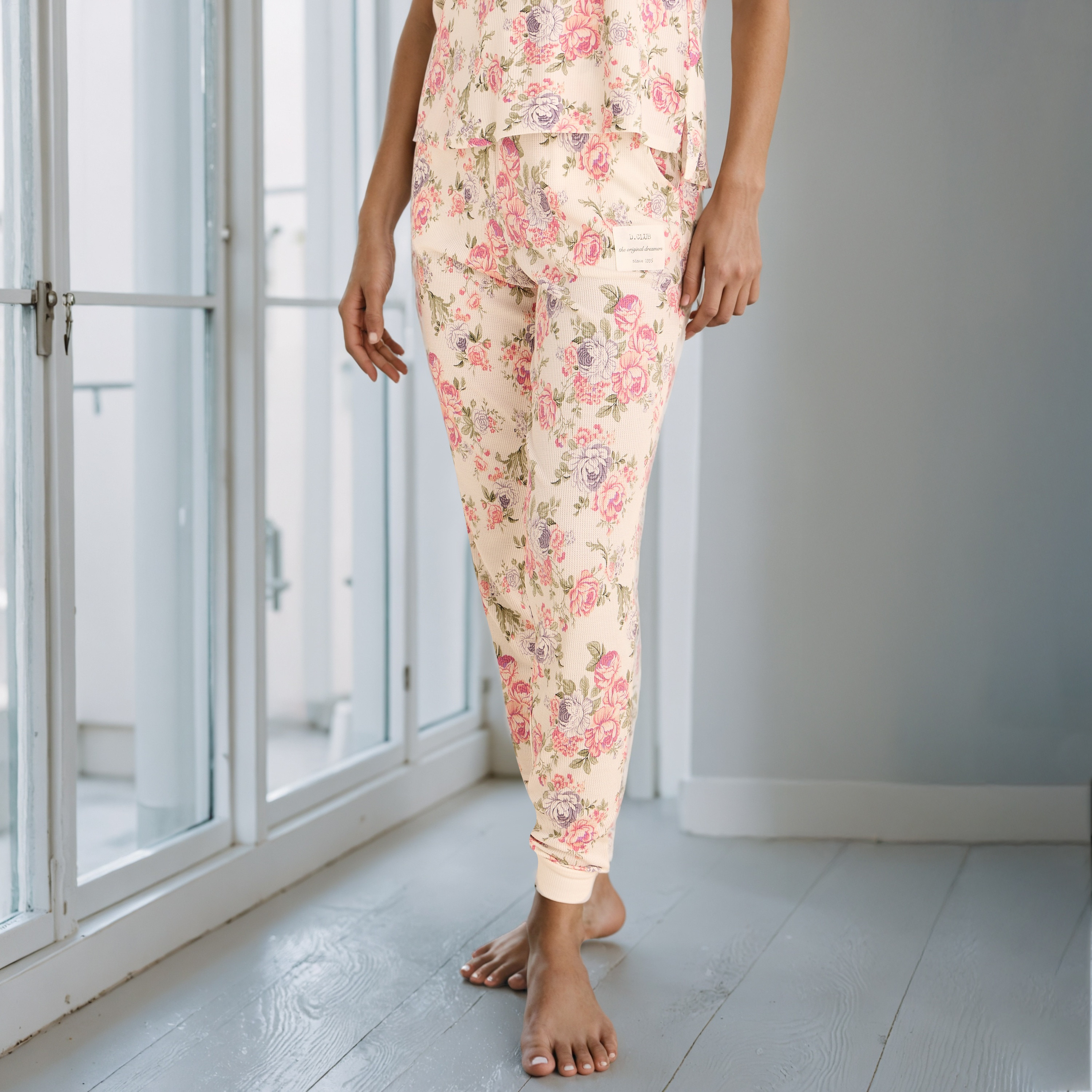 طقم بيجاما بطبعات زهرية-women-clothing-nightwear-pyjamas-longsets-image-4