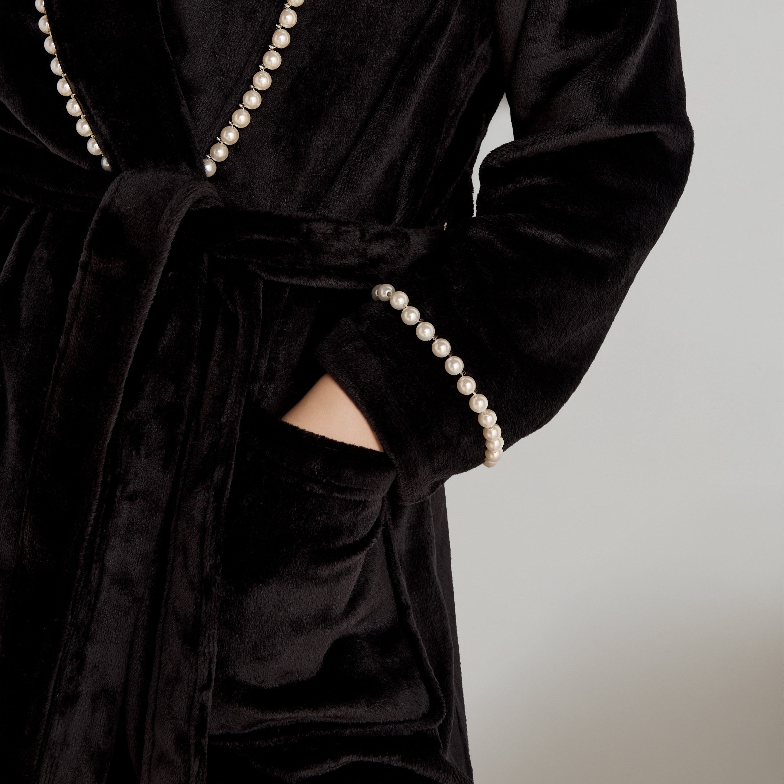روب نوم مخملي مزين بحافة من اللؤلؤ-women-clothing-nightwear-robes-image-4