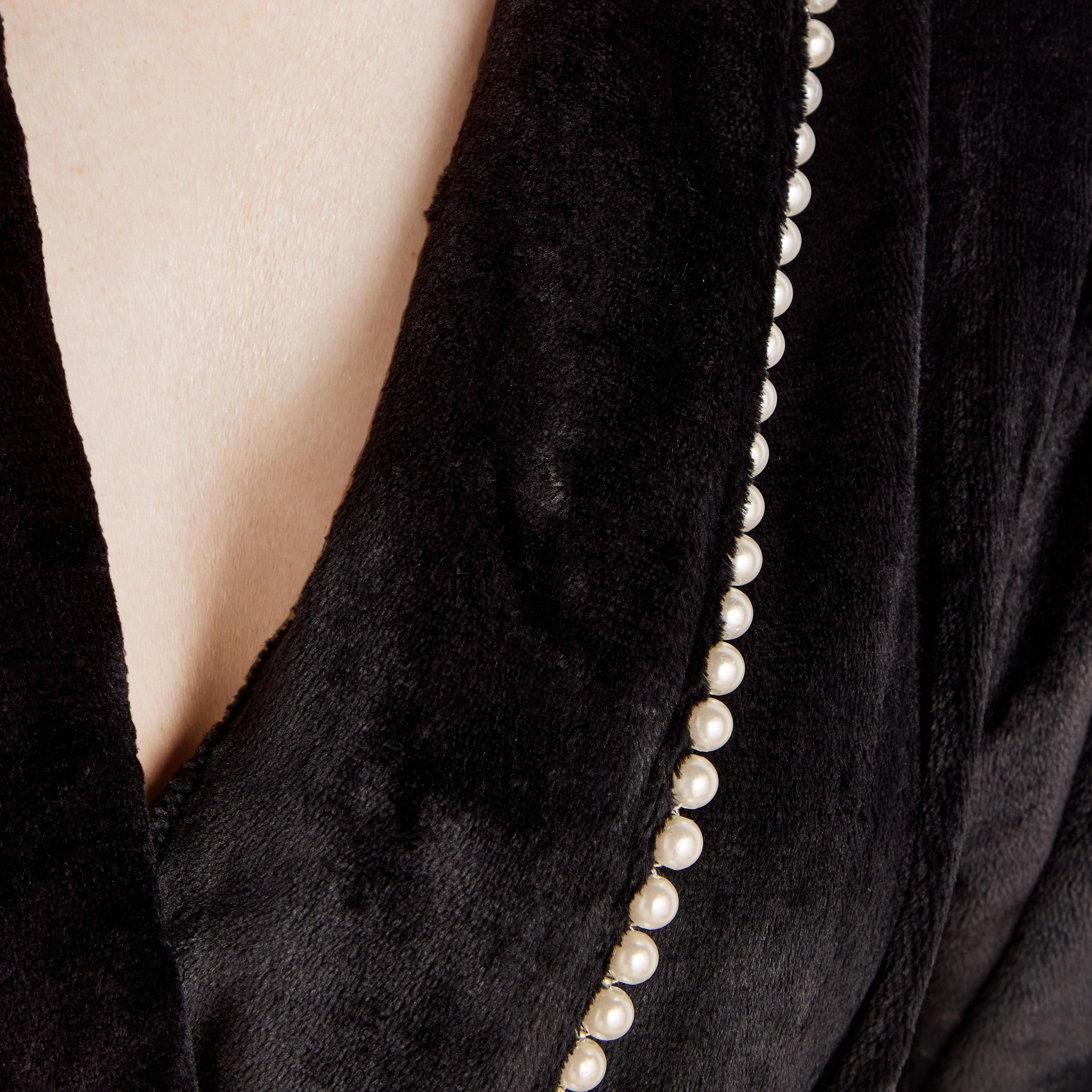 روب نوم مخملي مزين بحافة من اللؤلؤ-women-clothing-nightwear-robes-image-5
