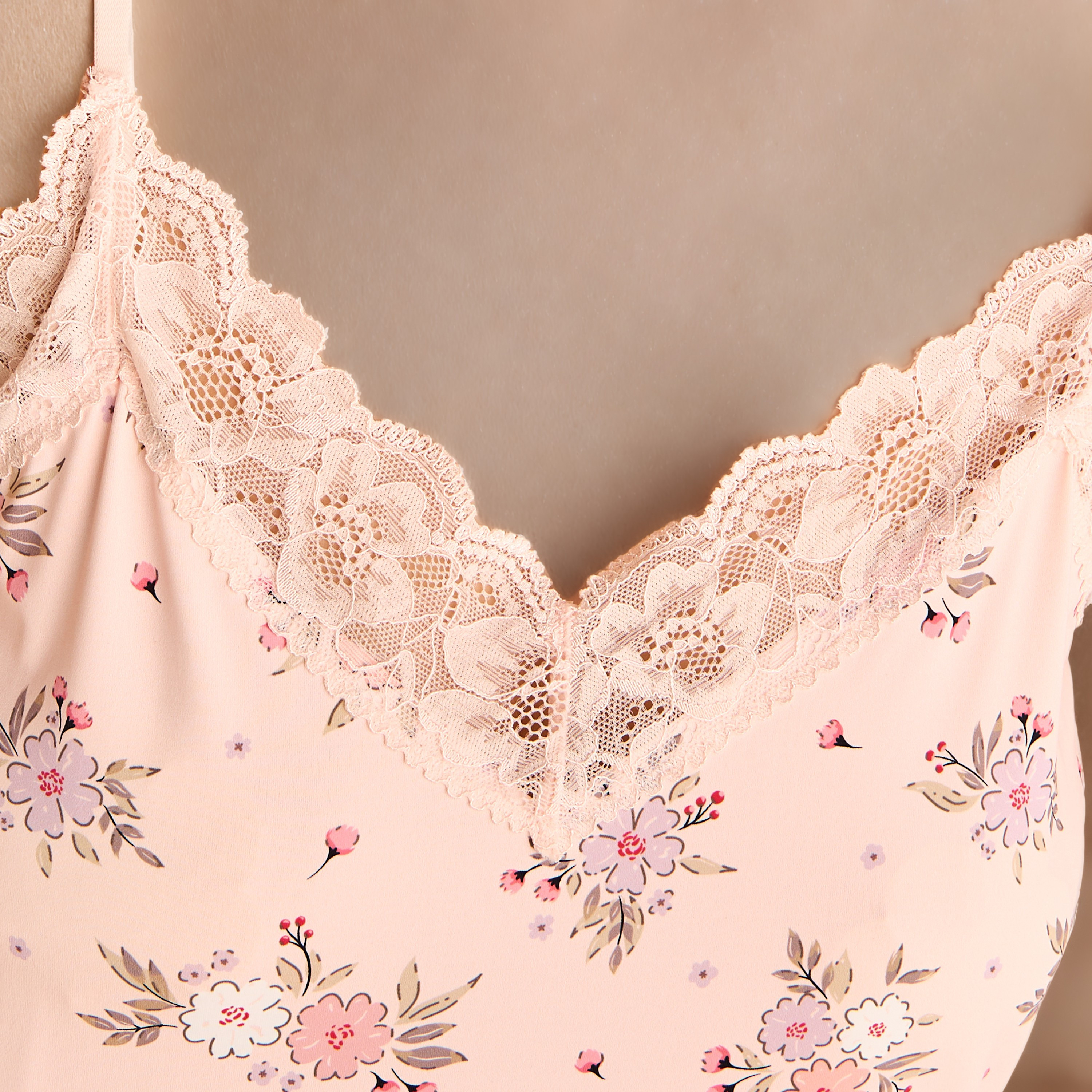 طقم شورتا بطبعات زهرية وحافة دانتيل-women-clothing-nightwear-pyjamas-shortsets-image-1