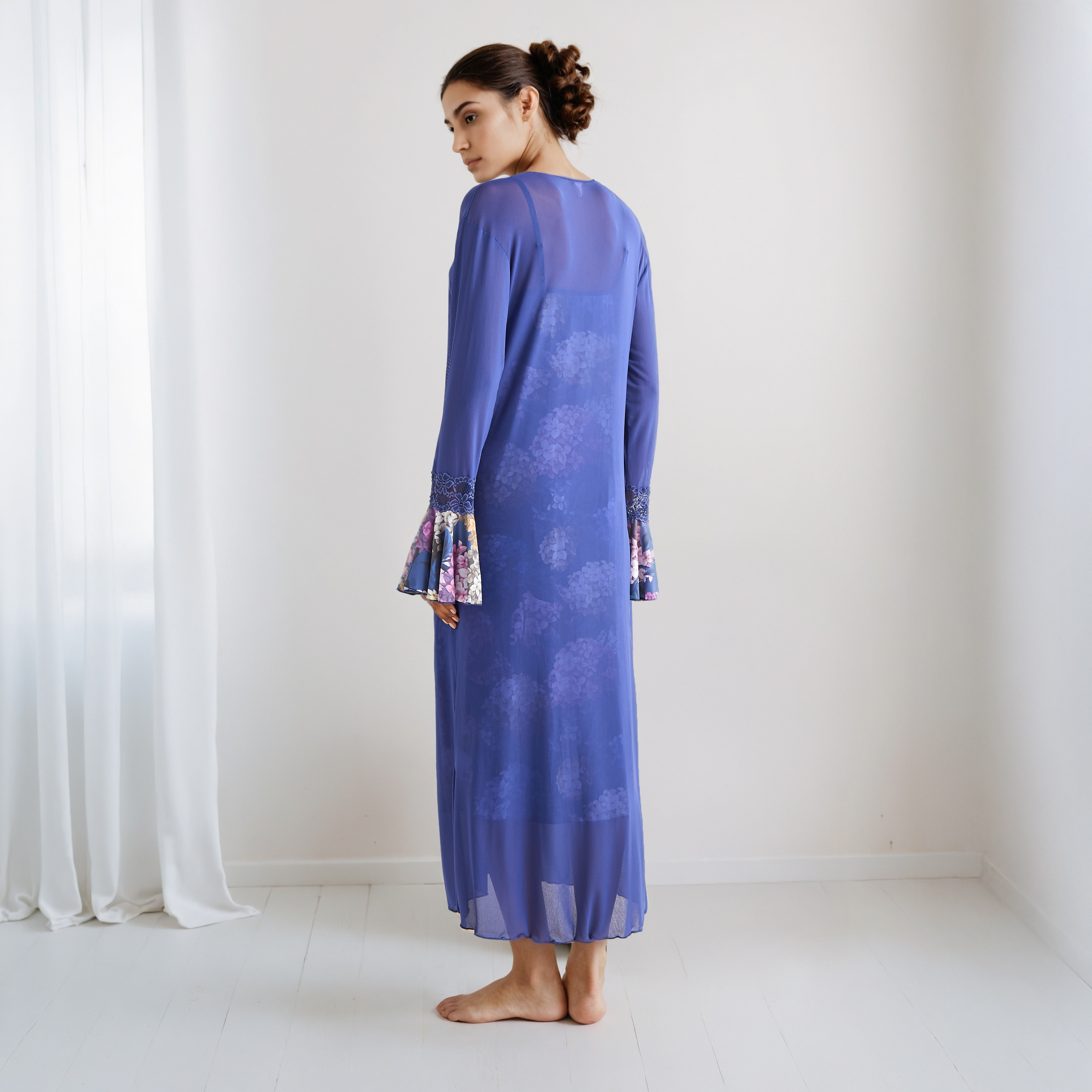 قميص نوم ميدي بياقة عميقة وروب-women-clothing-nightwear-nighties-image-3