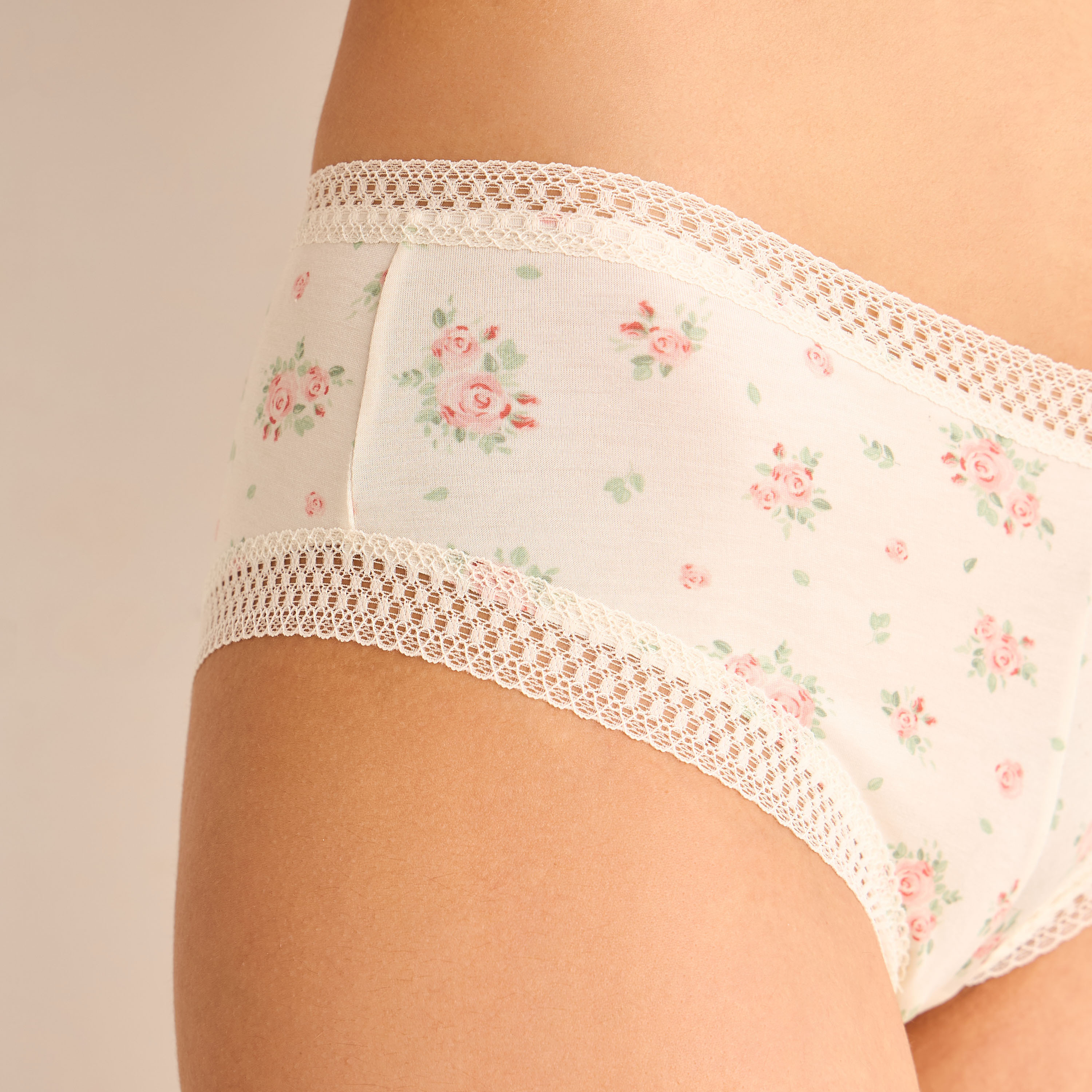 شورتات تشيكستر بحافة دانتيل - طقم 3 قطع-women-clothing-lingerie-panties-image-3