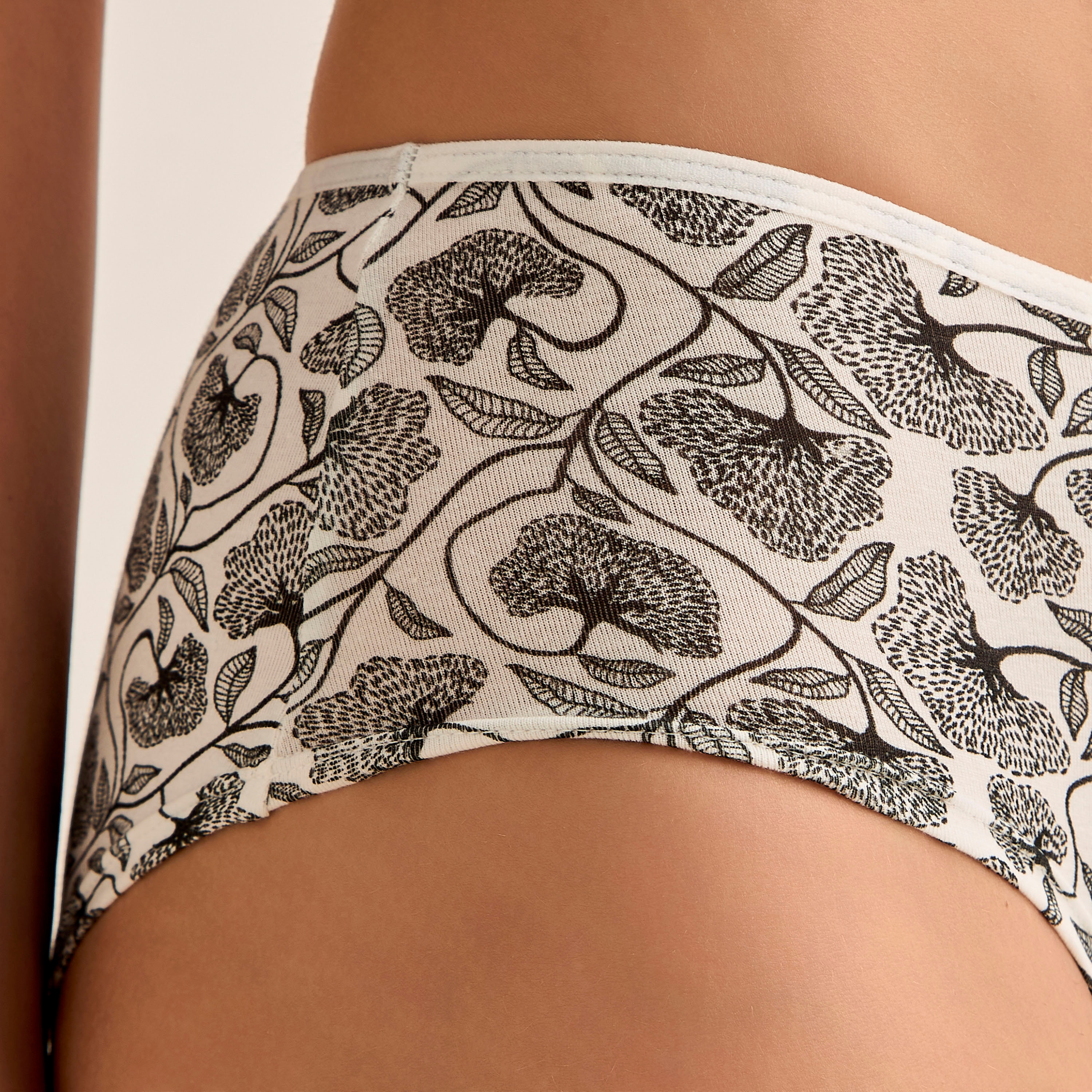 سراويل داخلية بطبعات متنوعة - طقم من 5 قطع-women-clothing-lingerie-panties-image-3