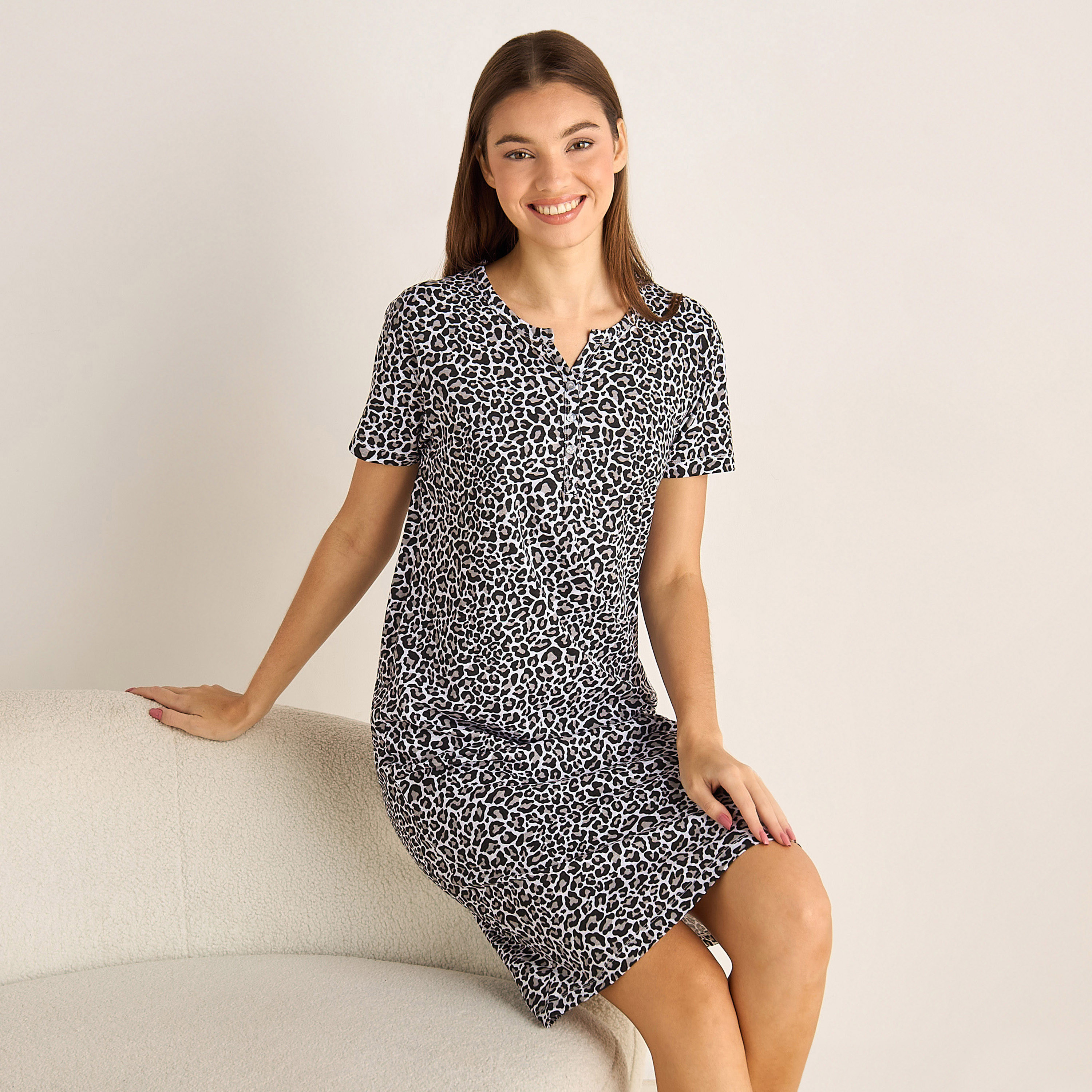 فستان نوم قطن طول الركبة بأكمام قصيرة وطبعات-women-clothing-nightwear-nighties-image-1