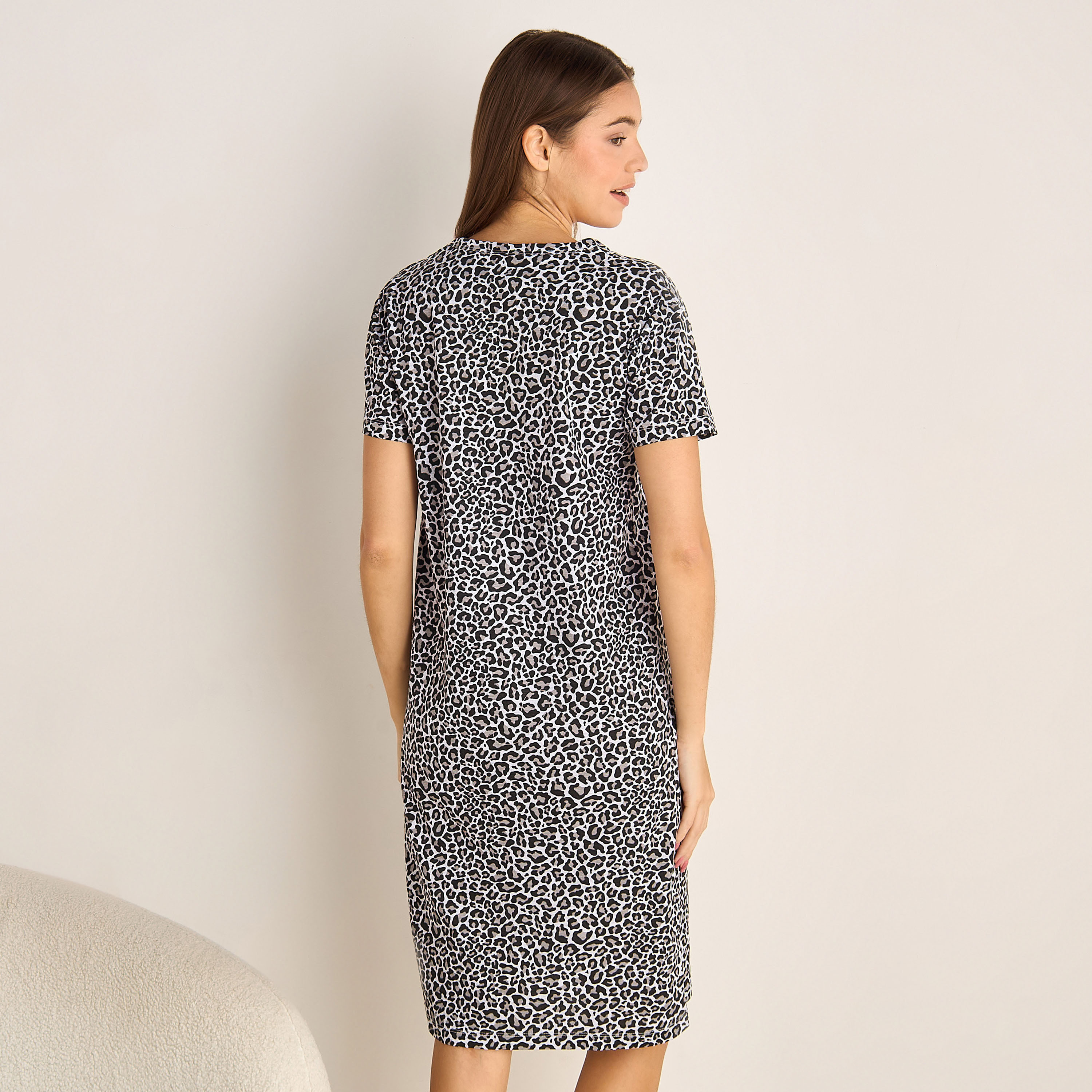 فستان نوم قطن طول الركبة بأكمام قصيرة وطبعات-women-clothing-nightwear-nighties-image-3