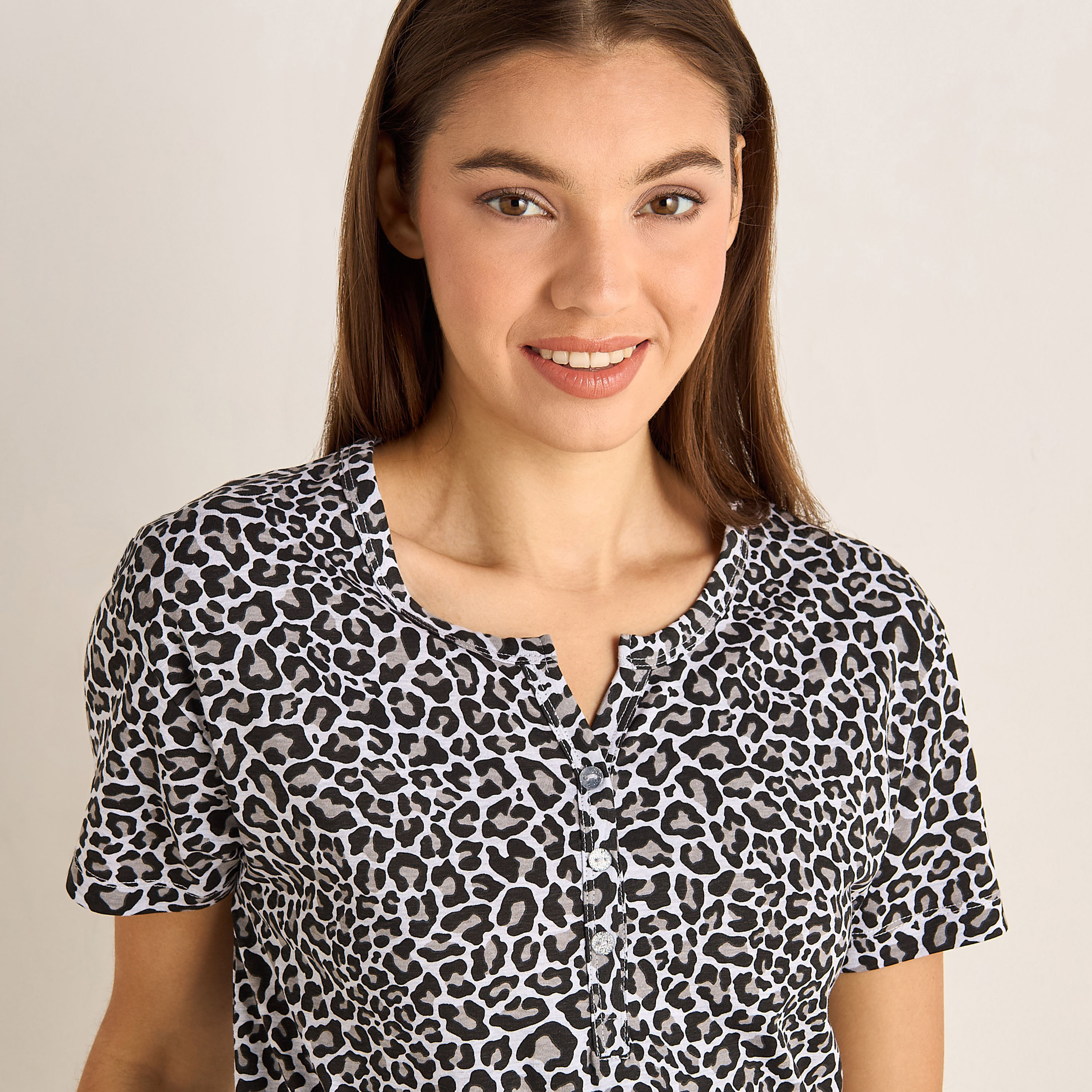 فستان نوم قطن طول الركبة بأكمام قصيرة وطبعات-women-clothing-nightwear-nighties-image-4