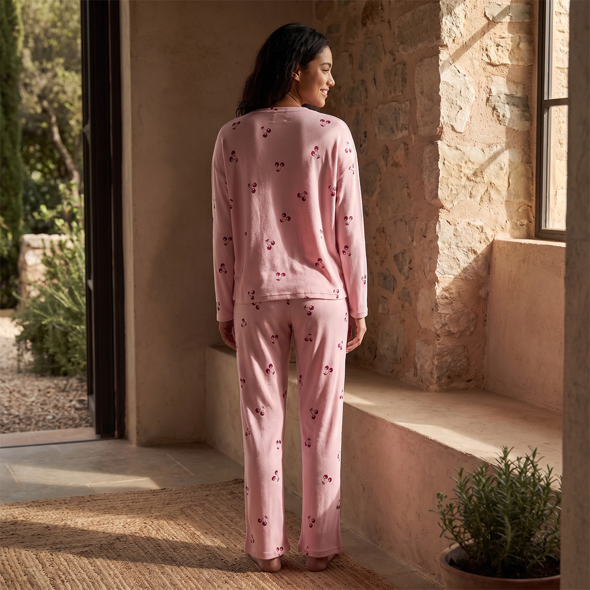 طقم بيجاما وتيشيرت بطبعات من سبلاش إنتيميتس-women-clothing-nightwear-pyjamas-longsets-image-3