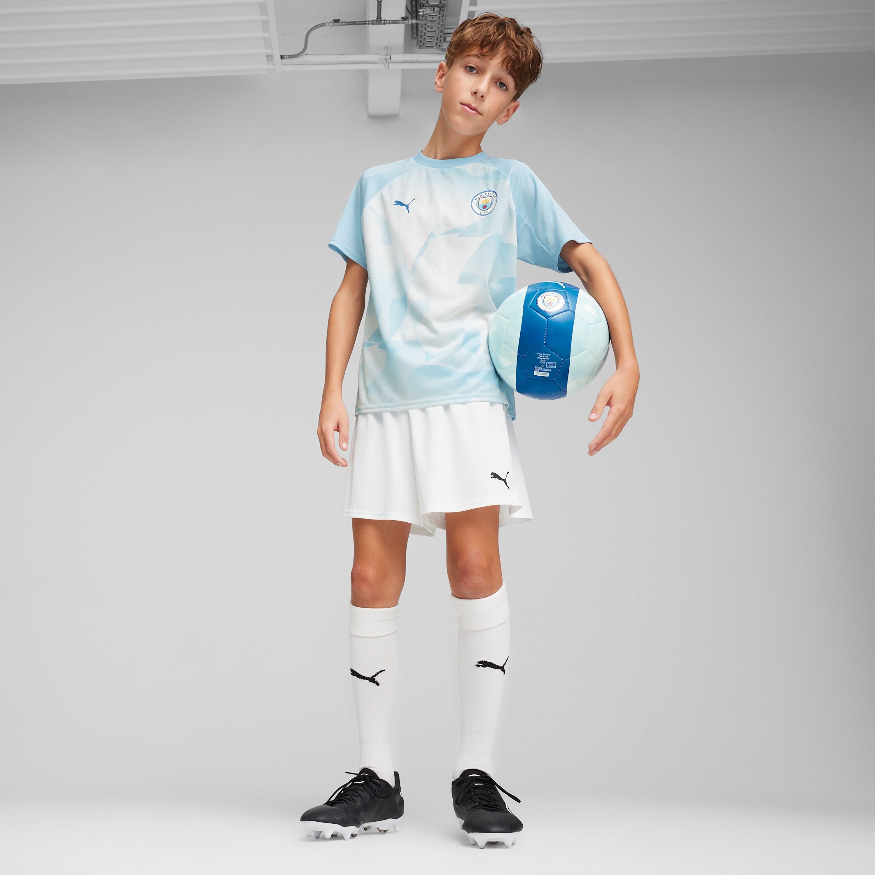 بوما تي شيرت جيرسي نادي مانشستر سيتي ما قبل المباراة فضي للأولاد 774374 |OE-sports-boys-clothing-tops-image-2