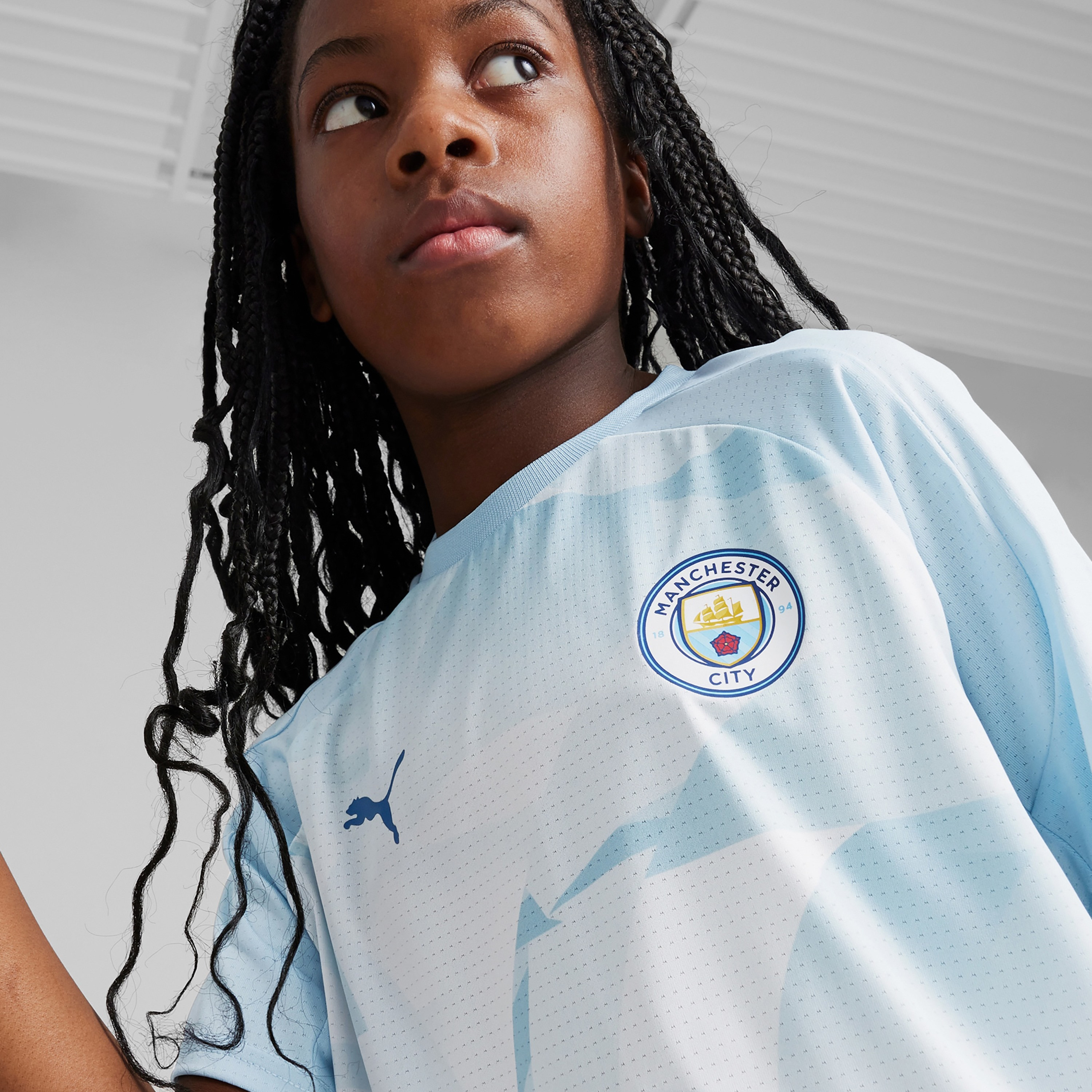بوما تي شيرت جيرسي نادي مانشستر سيتي ما قبل المباراة فضي للأولاد 774374 |OE-sports-boys-clothing-tops-image-3