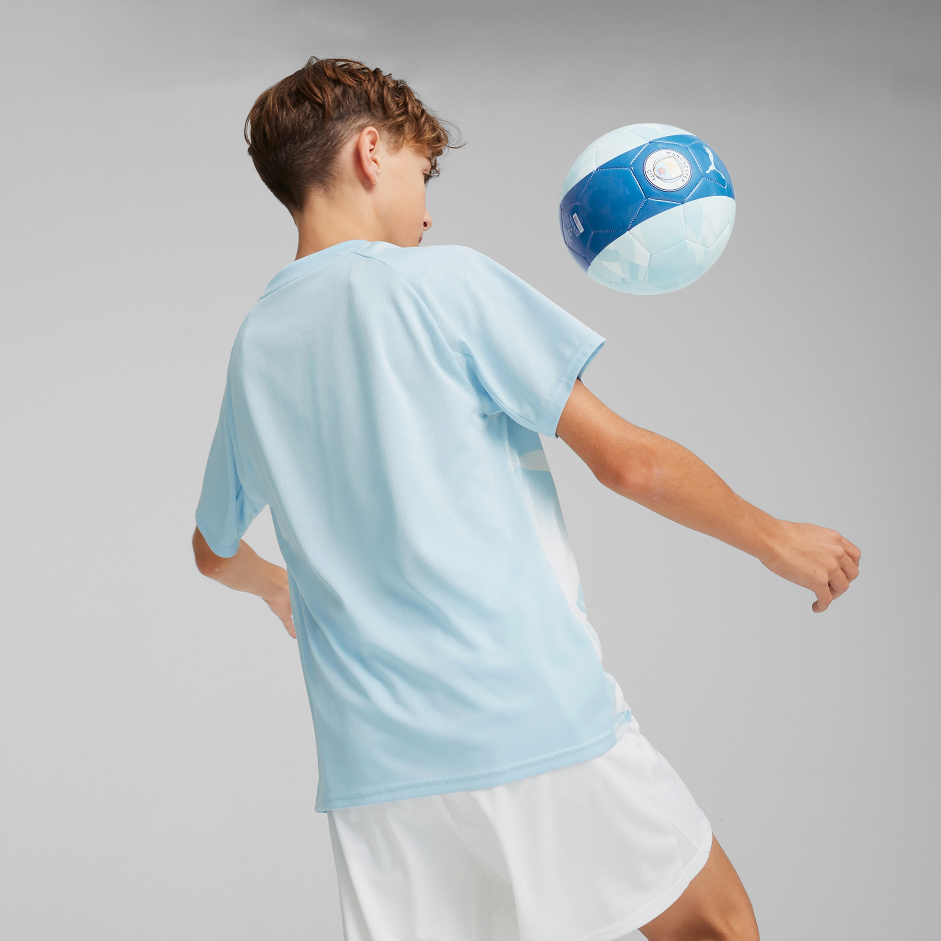 بوما تي شيرت جيرسي نادي مانشستر سيتي ما قبل المباراة فضي للأولاد 774374 |OE-sports-boys-clothing-tops-image-4