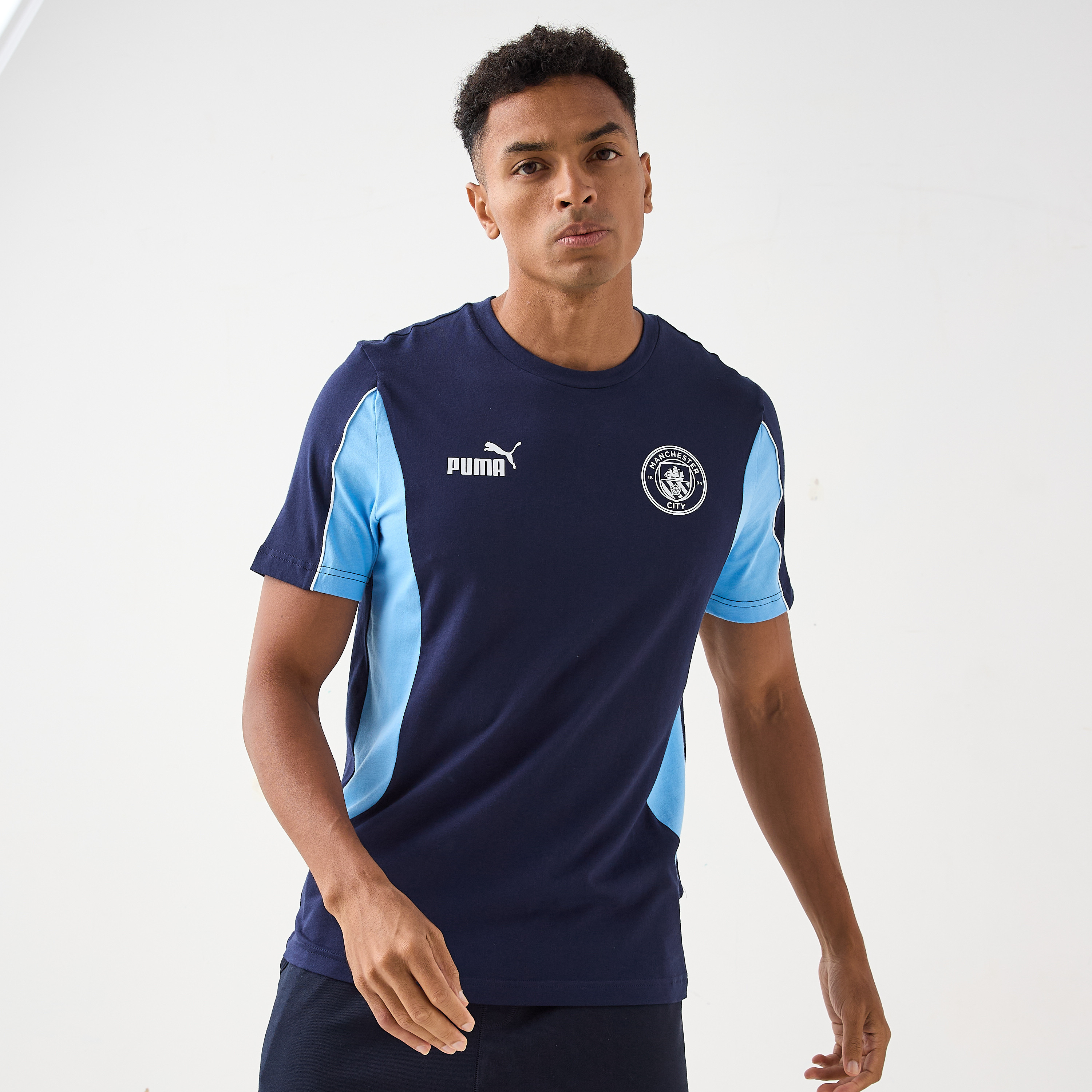 بوما - تيشيرت كرة قدم بشعار نادي مانشستر سيتي - للرجال 779130 | OE-men-clothing-sportswearandactivewear-tshirtsandpolos-image-1