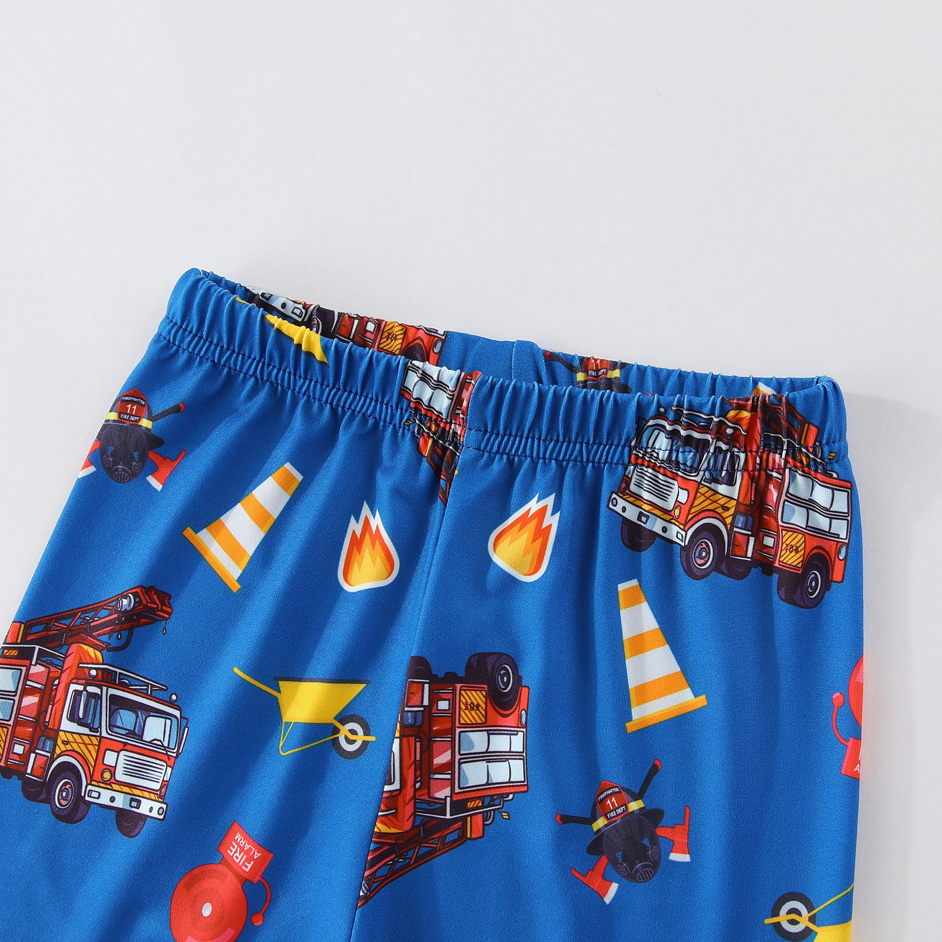 تي شيرت بطبعة مهمة إنقاذ شاحنة إطفاء متوهجة في الظلام مع بنطال ركض من بيبيكلو-boys-clothing-nightwear-image-14