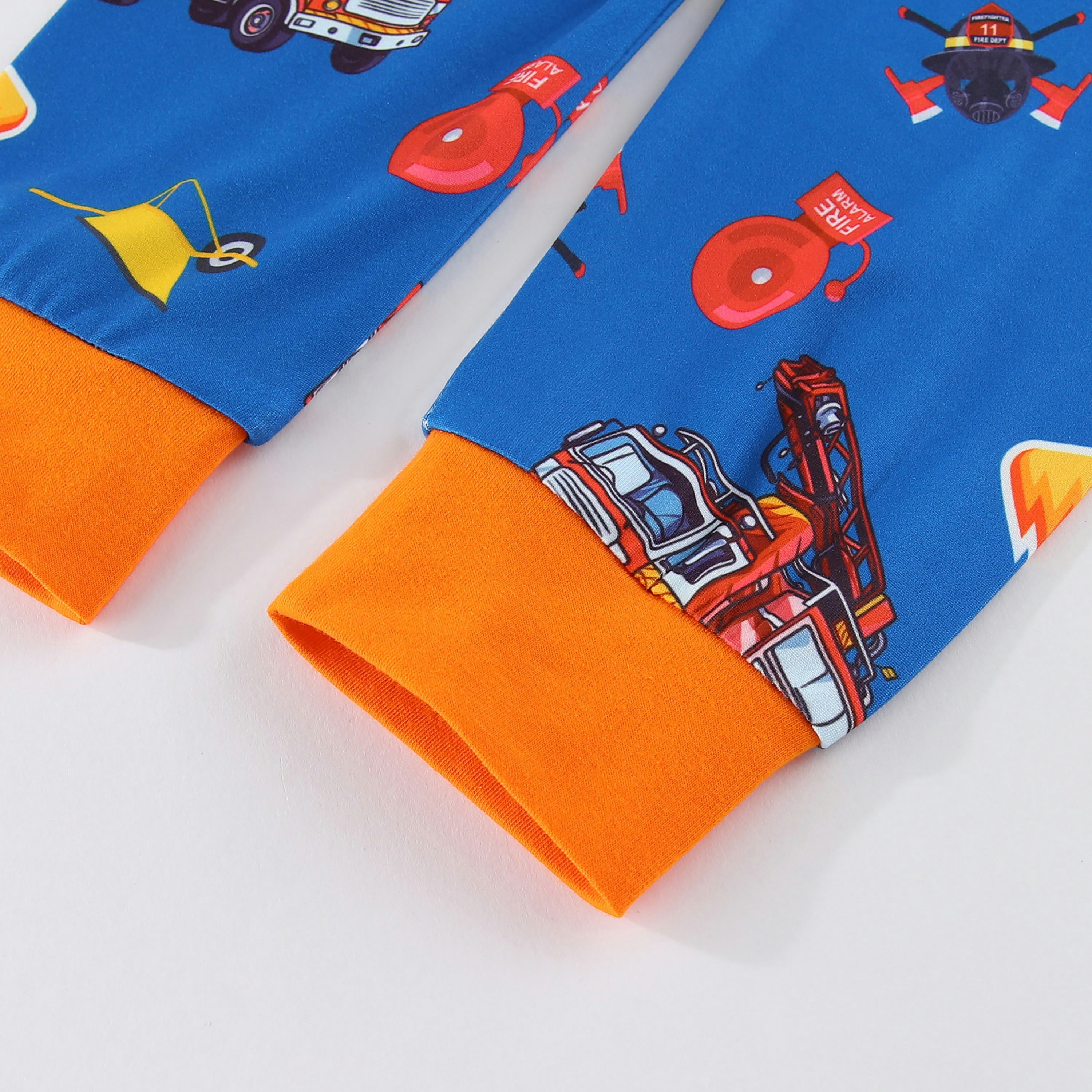 تي شيرت بطبعة مهمة إنقاذ شاحنة إطفاء متوهجة في الظلام مع بنطال ركض من بيبيكلو-boys-clothing-nightwear-image-2