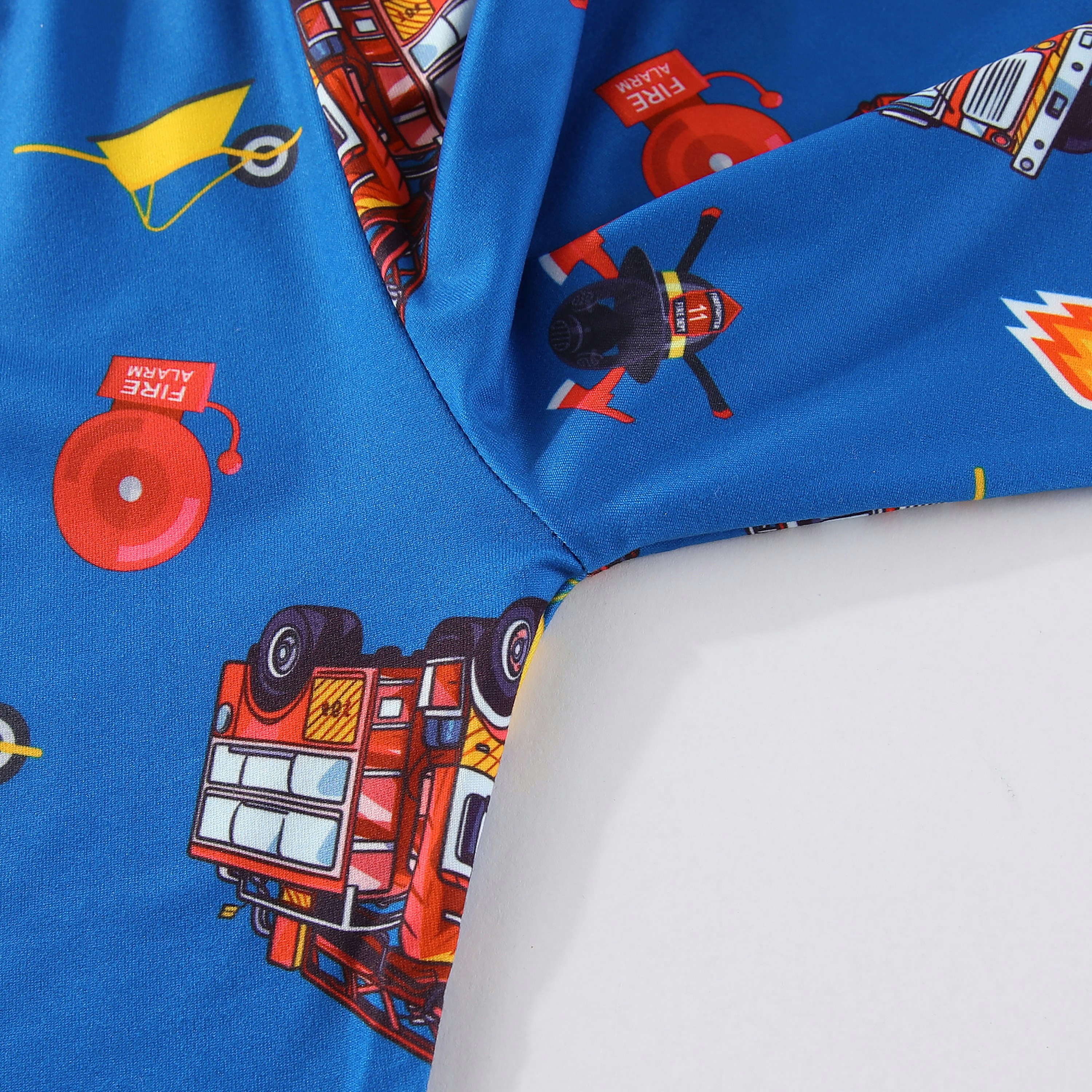 تي شيرت بطبعة مهمة إنقاذ شاحنة إطفاء متوهجة في الظلام مع بنطال ركض من بيبيكلو-boys-clothing-nightwear-image-5