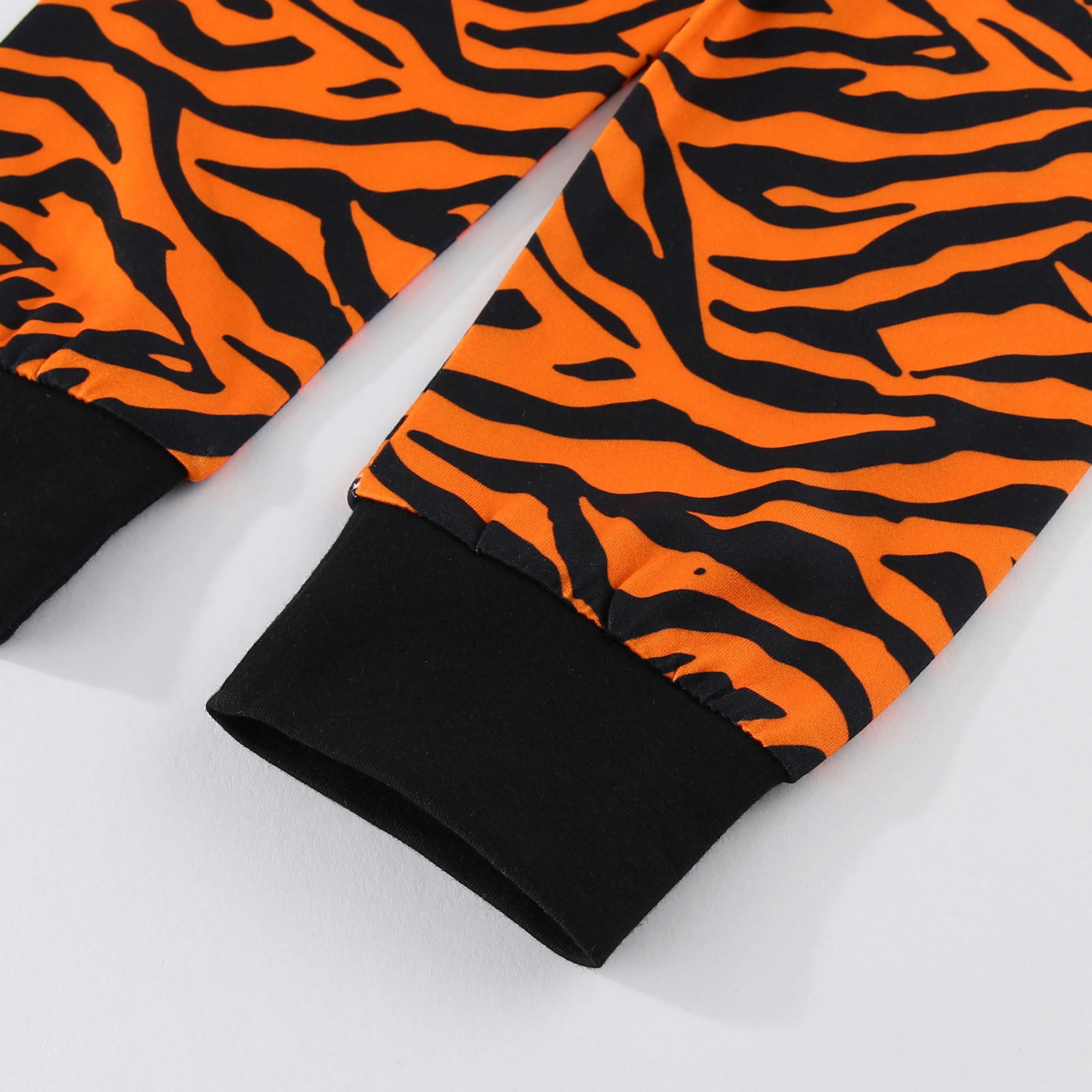 تي شيرت بطبعة رورينج تايجر جانجل أدفنتشر متوهجة في الظلام مع بنطال ركض من بيبيكلو-boys-clothing-nightwear-image-2