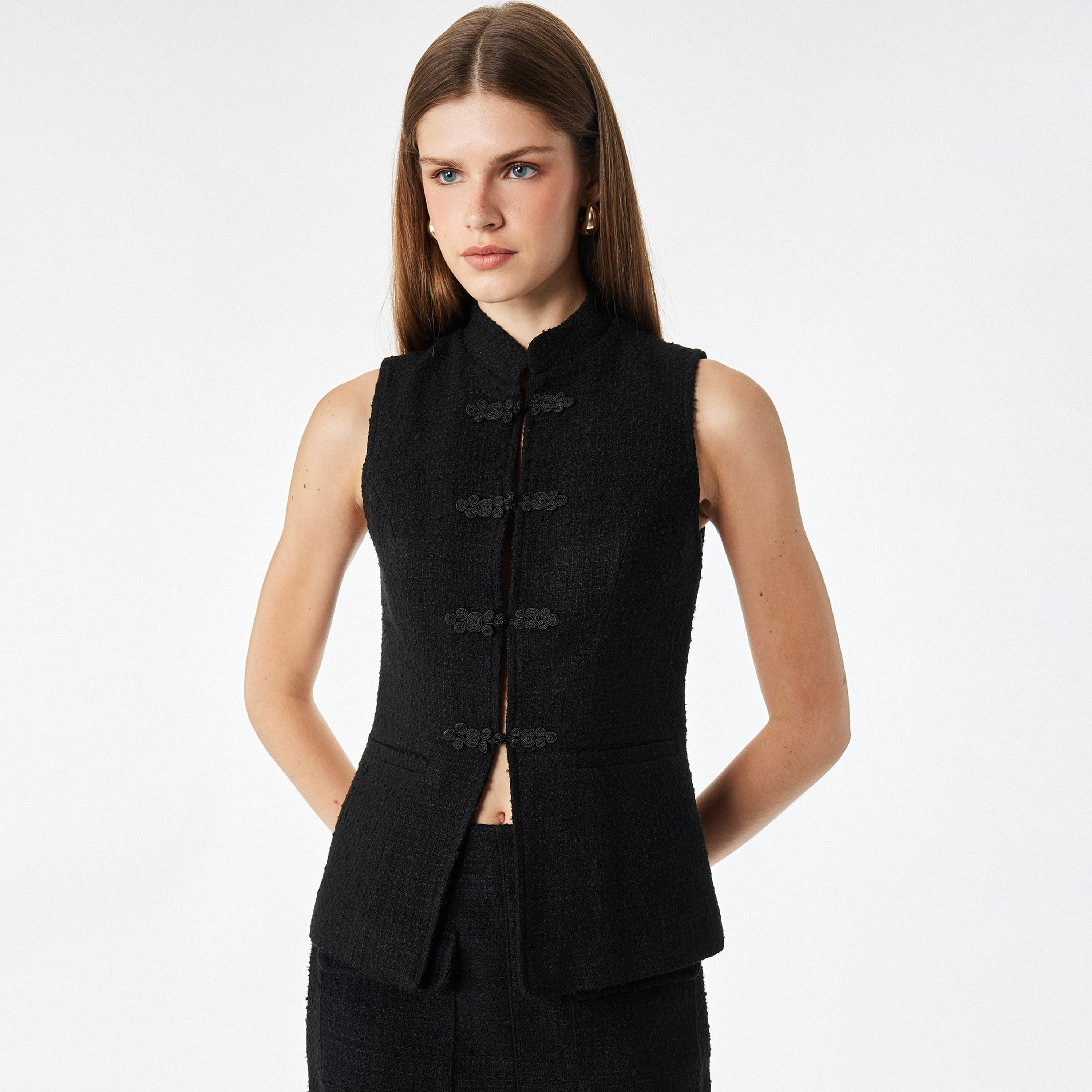 صديري (فيست) تويد حريمي بياقة صينية (ماندرين) باللون الأسود من كوتون-women-winterwear-coatsandjackets-waistcoats-image-1