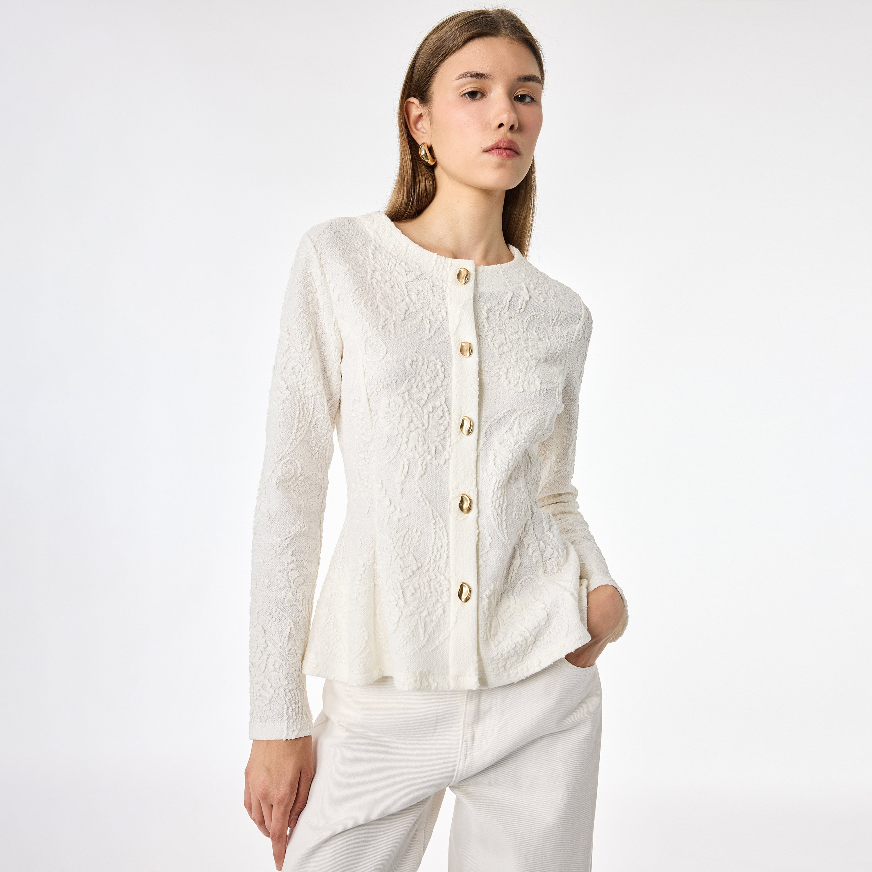 كارديجان بيبلوم حريمي بنسيج بارز الملمس وزهور باللون الأبيض من كوتون-women-winterwear-cardigansandjumpers-cardigans-image-1