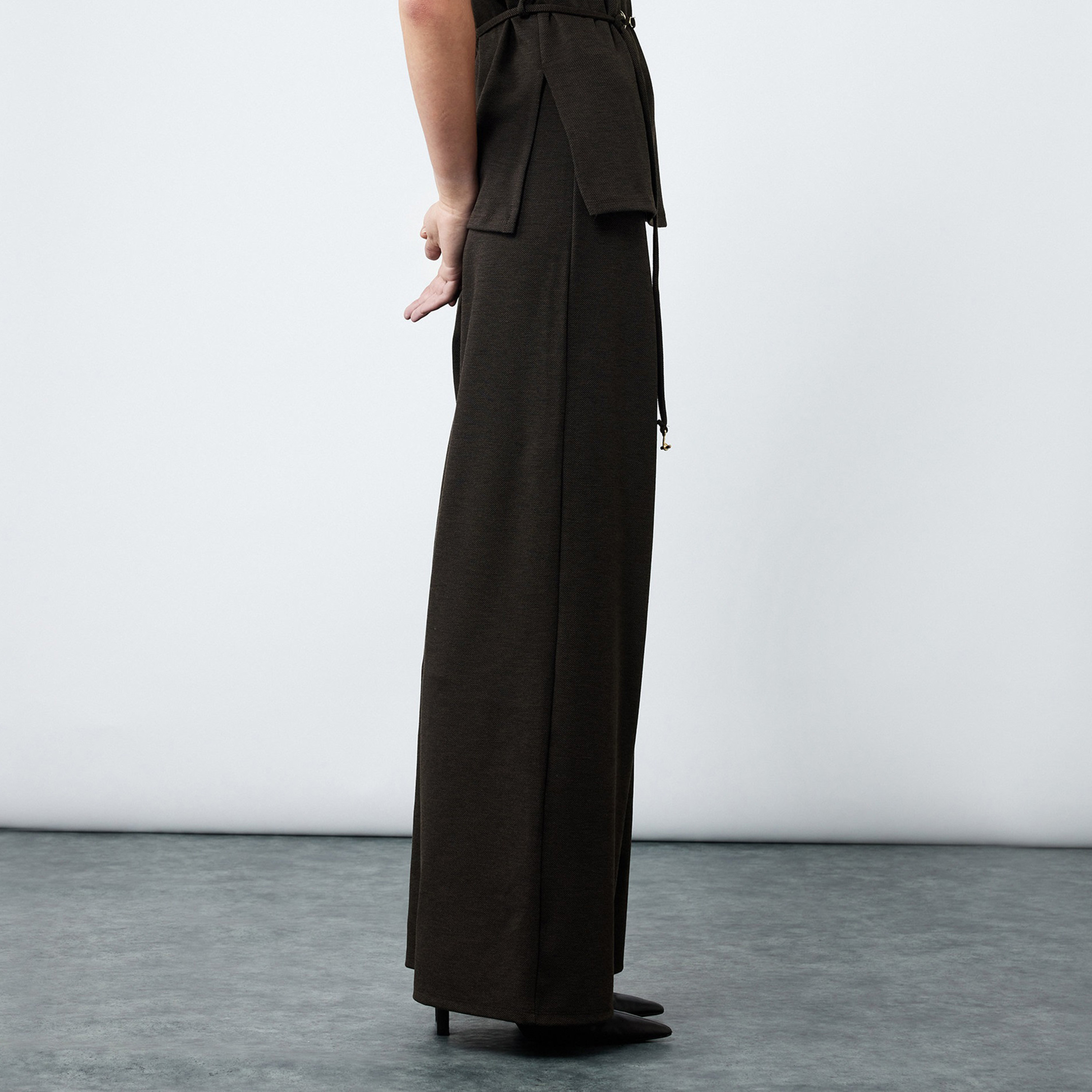 بنطال حريمي بقصة أرجل واسعة باللون البني الداكن من كوتون-women-clothing-trousers-image-3