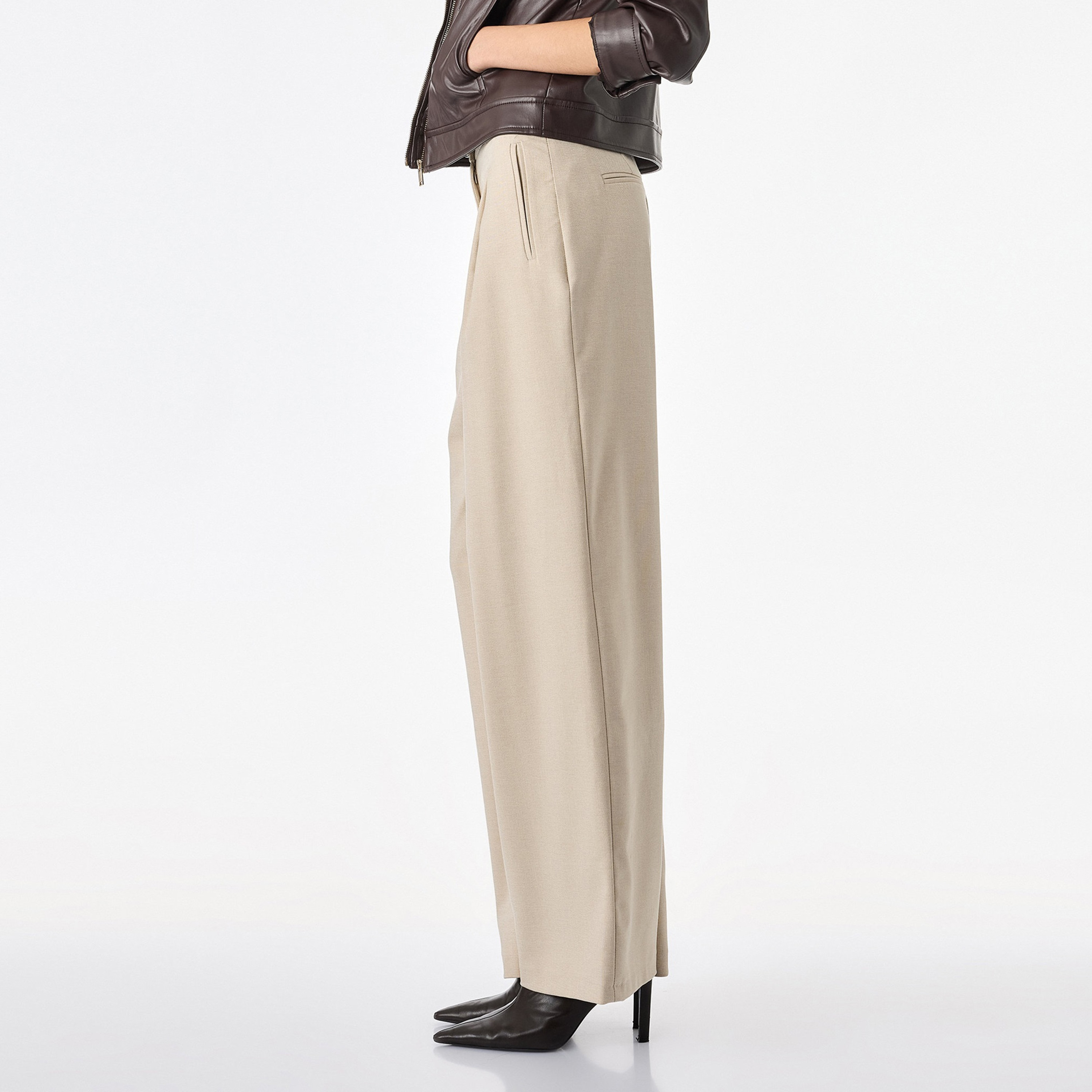 بنطال حريمي بقصة أرجل واسعة باللون البيج من كوتون-women-clothing-trousers-image-3