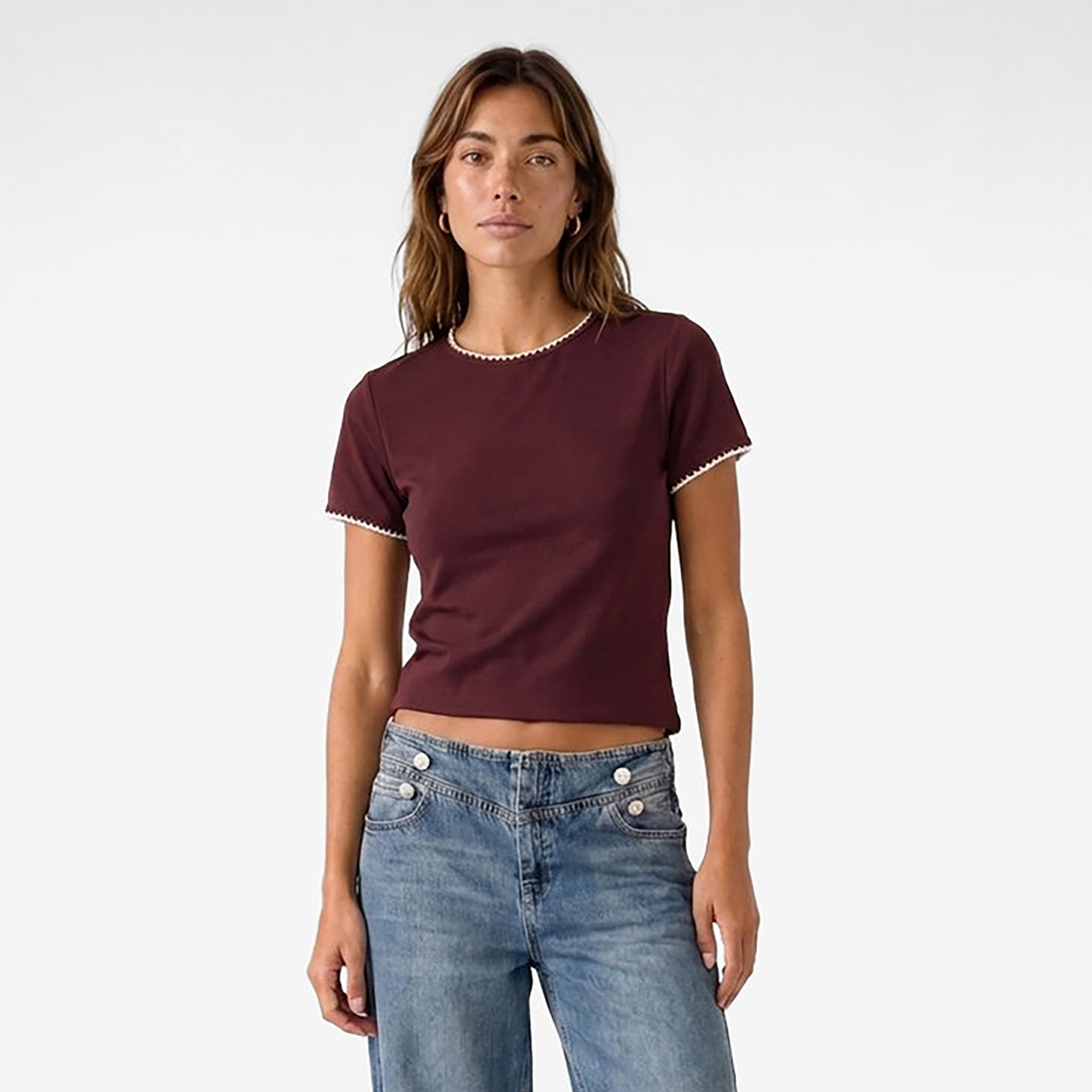 تيشيرت حريمي بشرائط تحديد مباينة باللون النبيتي من كوتون-women-clothing-tshirts-image-1