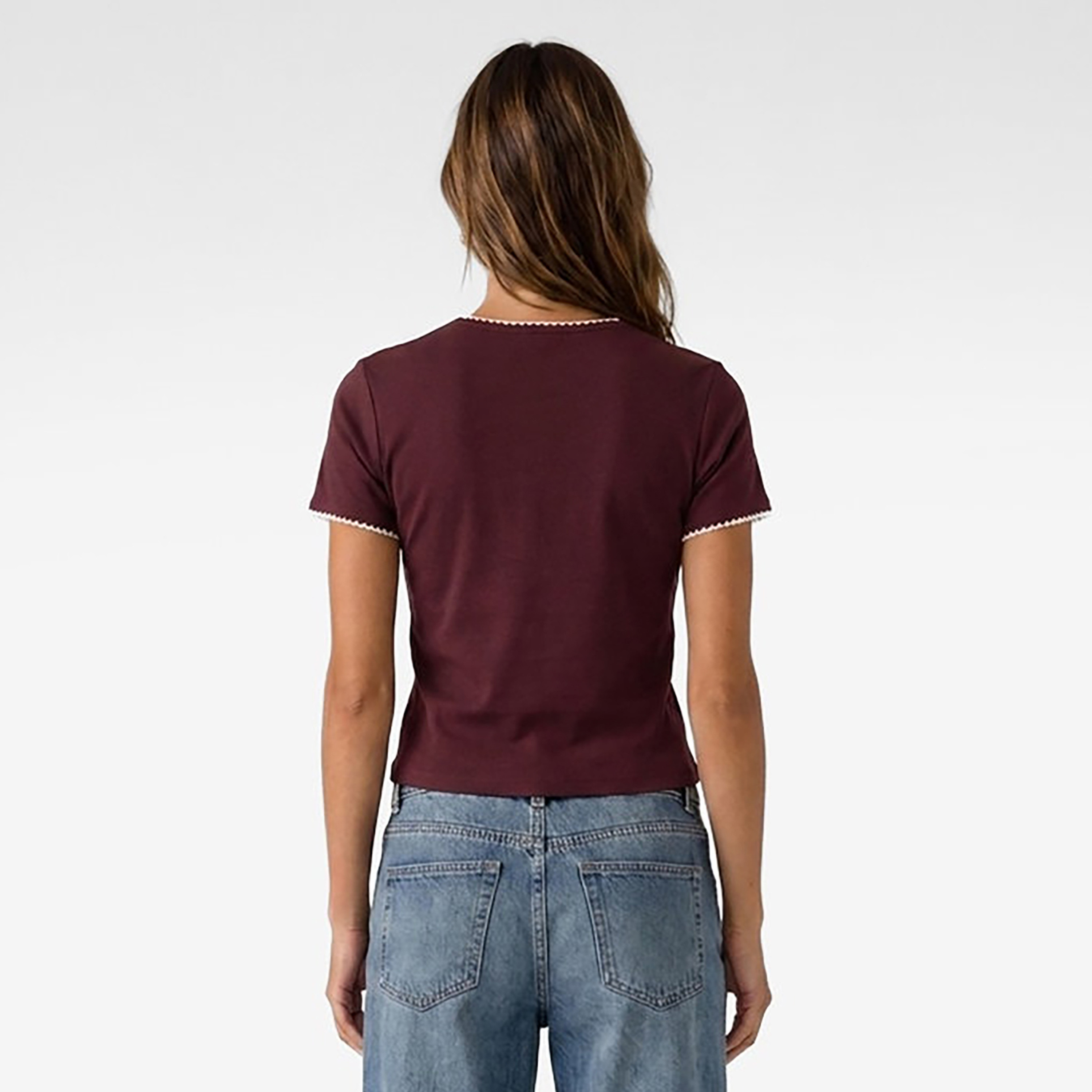 تيشيرت حريمي بشرائط تحديد مباينة باللون النبيتي من كوتون-women-clothing-tshirts-image-3