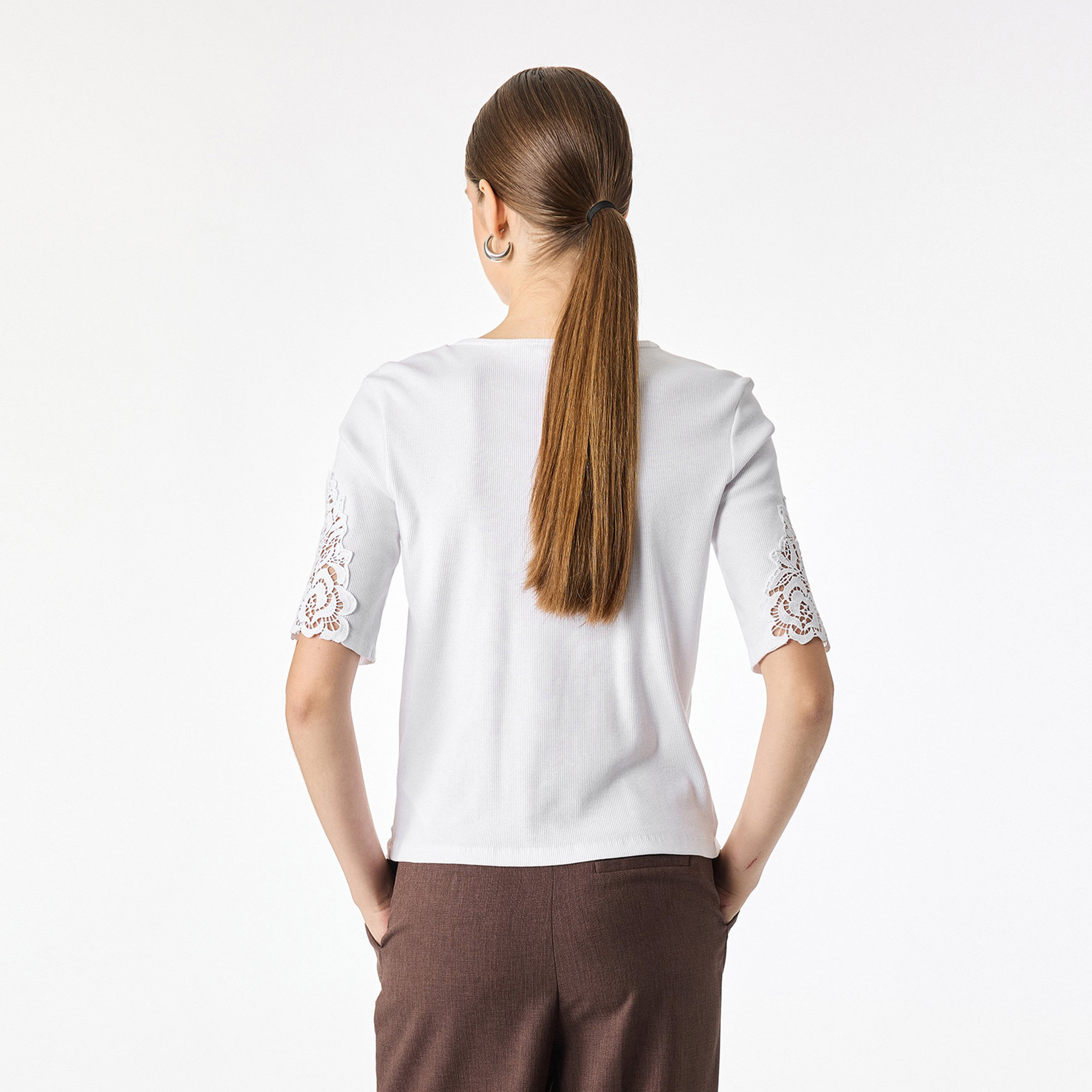 توب حريمي مزين بالدانتيل من كوتون-women-clothing-shirtsandblouses-blouses-image-6