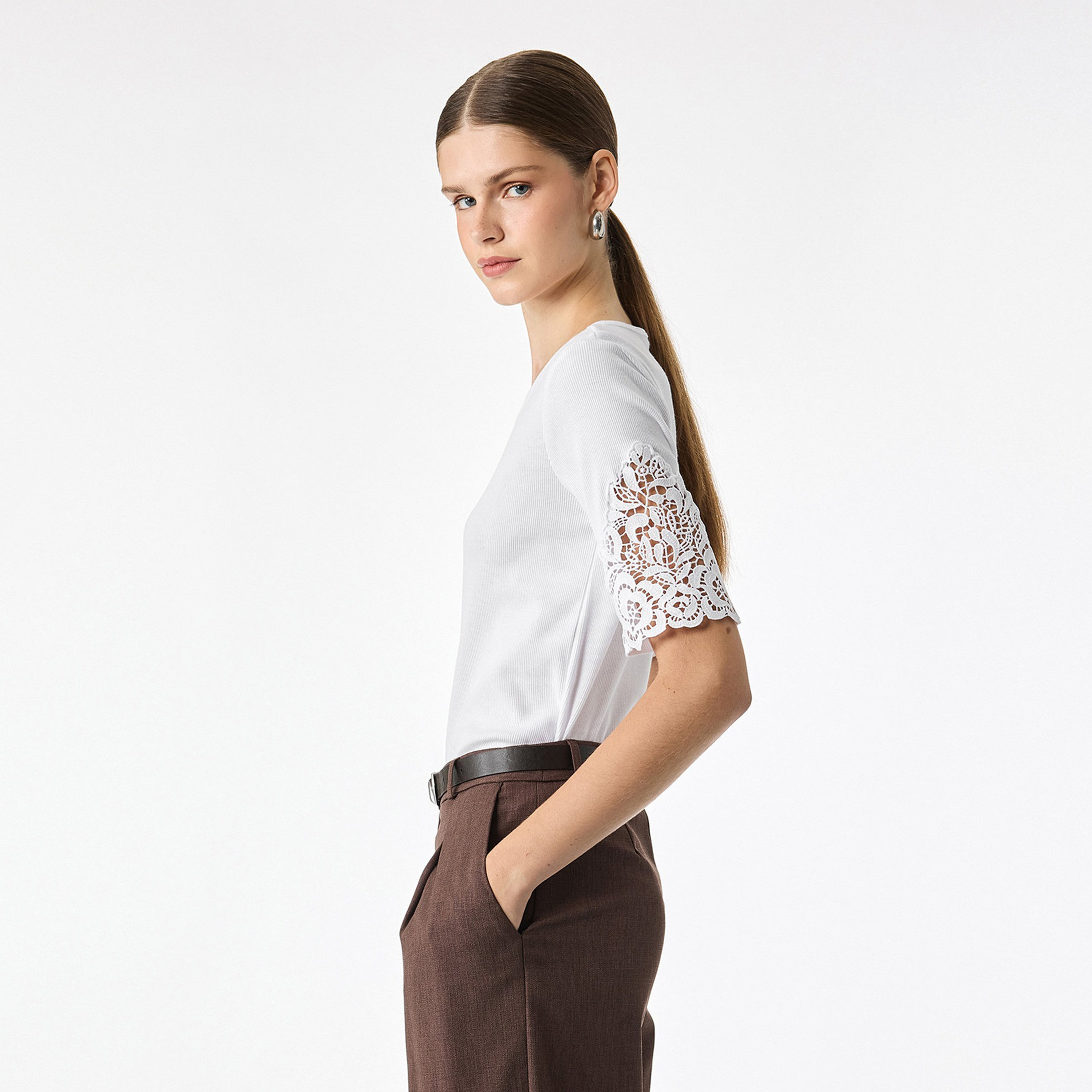 توب حريمي مزين بالدانتيل من كوتون-women-clothing-shirtsandblouses-blouses-image-8