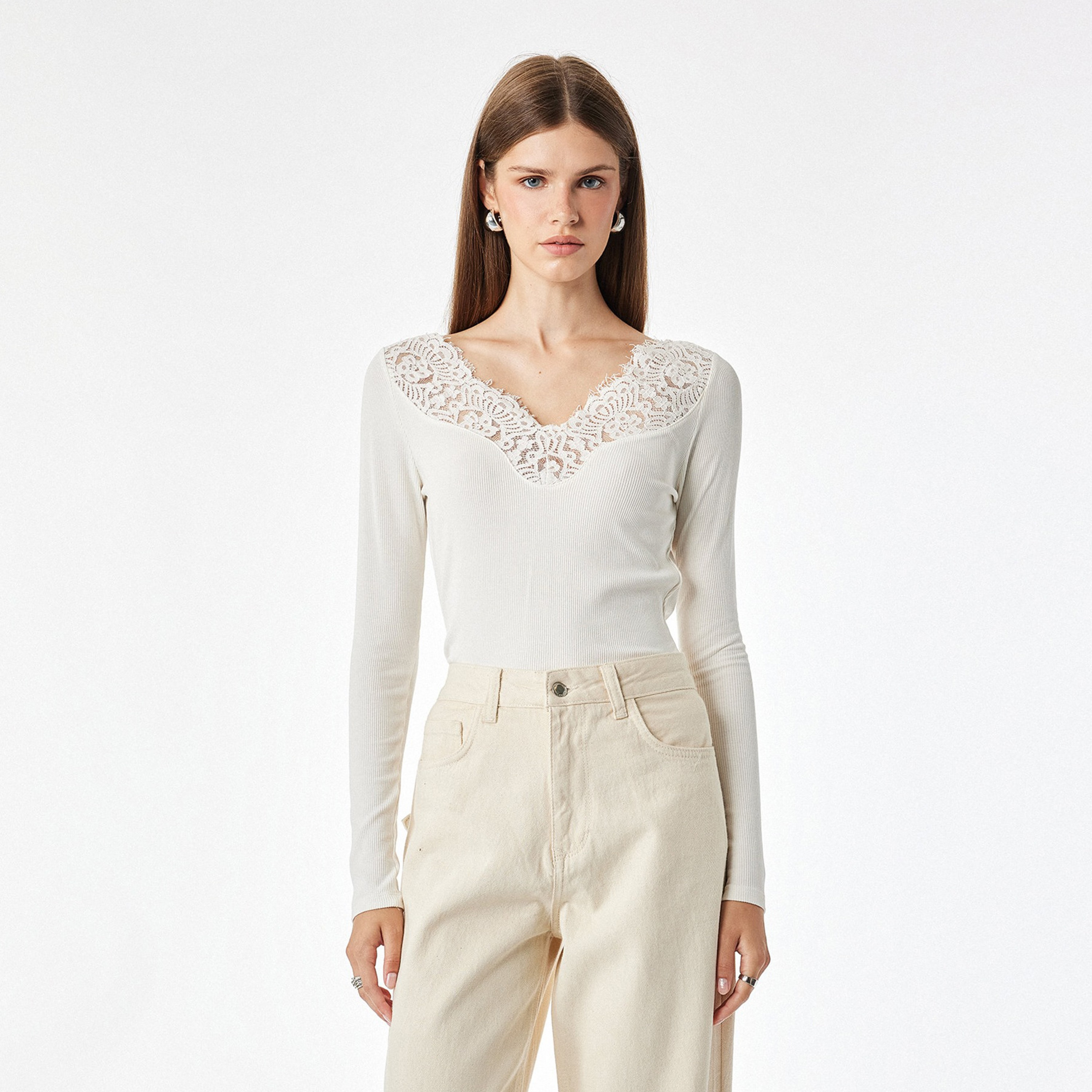 توب مضلع حريمي مزين بالدانتيل باللون الأبيض من كوتون-women-clothing-shirtsandblouses-blouses-image-1