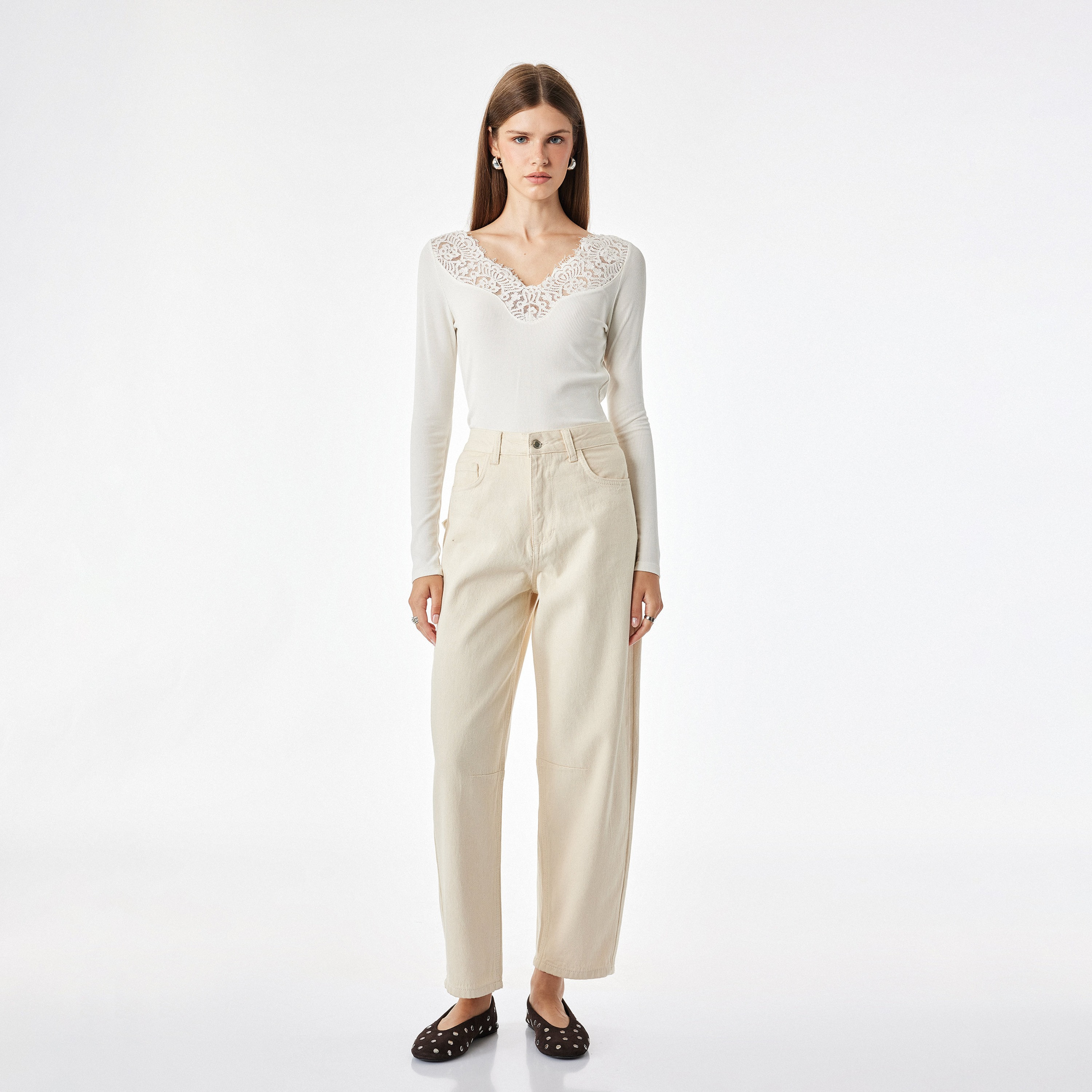 توب مضلع حريمي مزين بالدانتيل باللون الأبيض من كوتون-women-clothing-shirtsandblouses-blouses-image-2