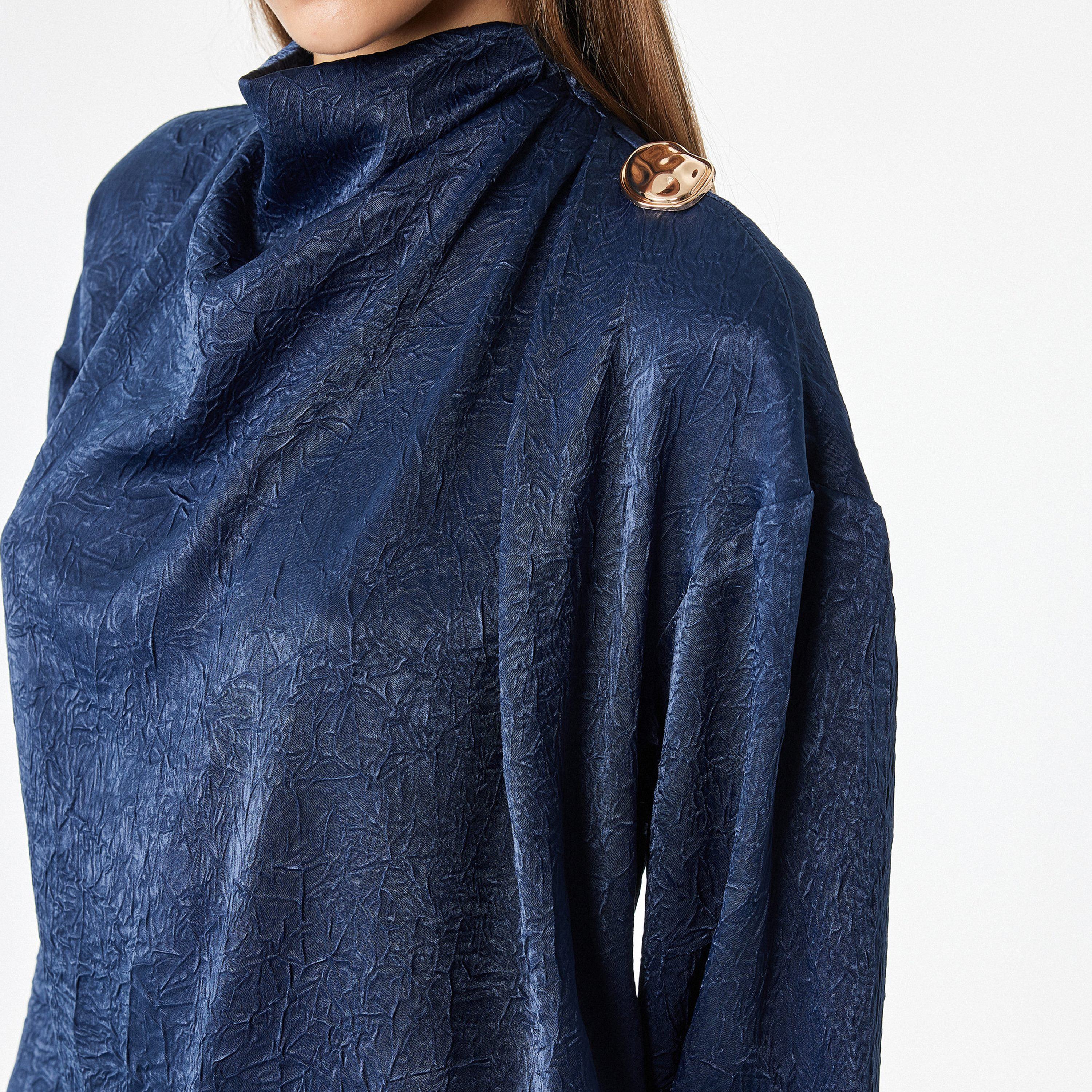 توب مجعد حريمي بفتحة رقبة مرتفعة وأكتاف منسدلة باللون الكحلي من كوتون-women-clothing-shirtsandblouses-blouses-image-4