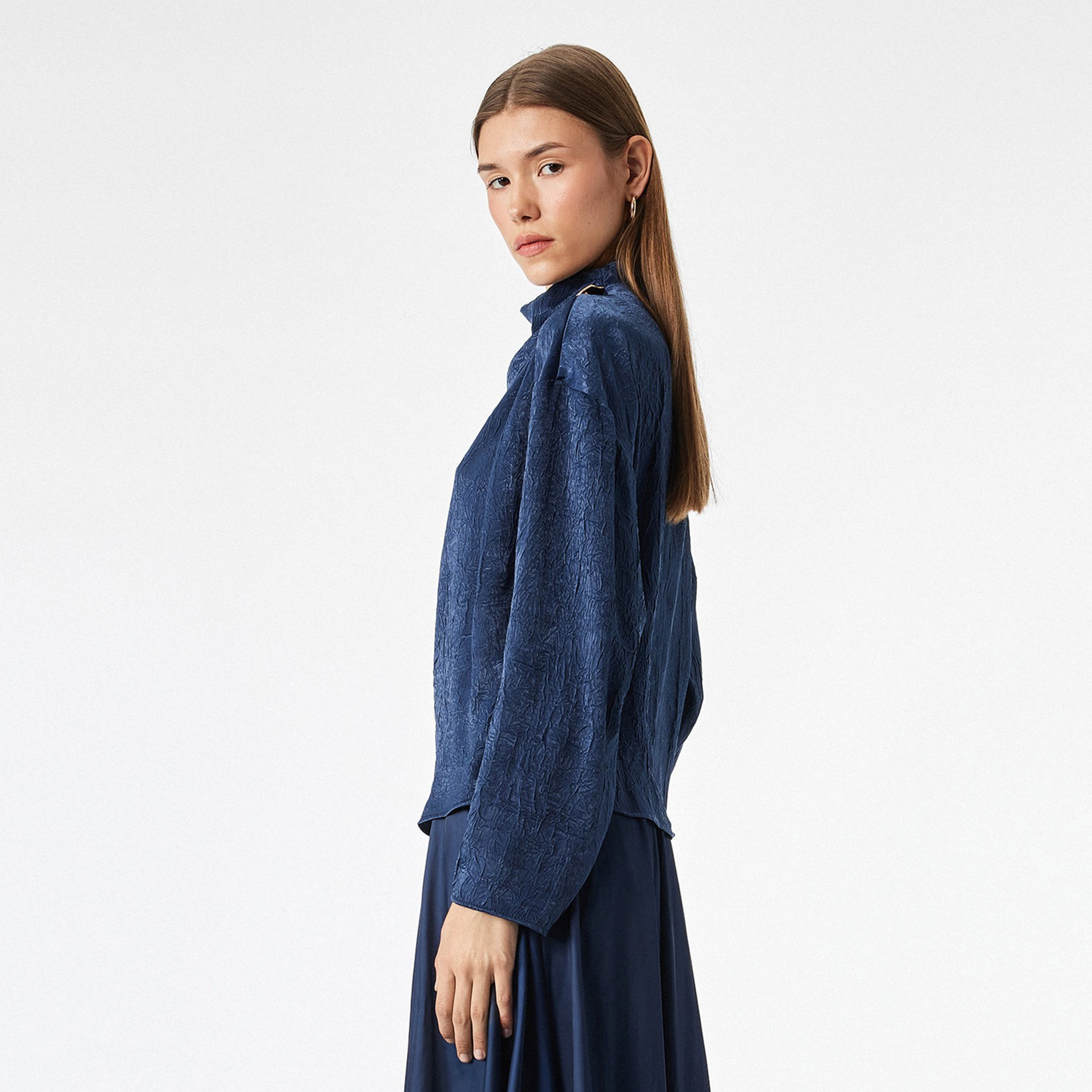 توب مجعد حريمي بفتحة رقبة مرتفعة وأكتاف منسدلة باللون الكحلي من كوتون-women-clothing-shirtsandblouses-blouses-image-5