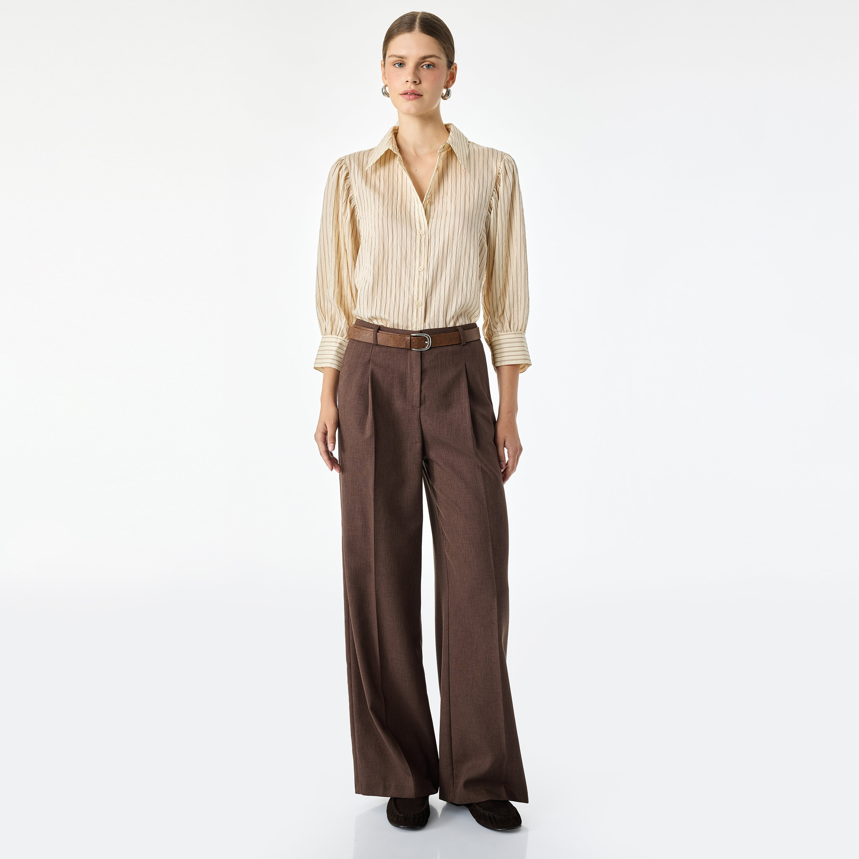 قميص بوبلين حريمي مخطط بأكمام منتفخة وياقة باللون البيج من كوتون-women-clothing-shirtsandblouses-shirts-image-2