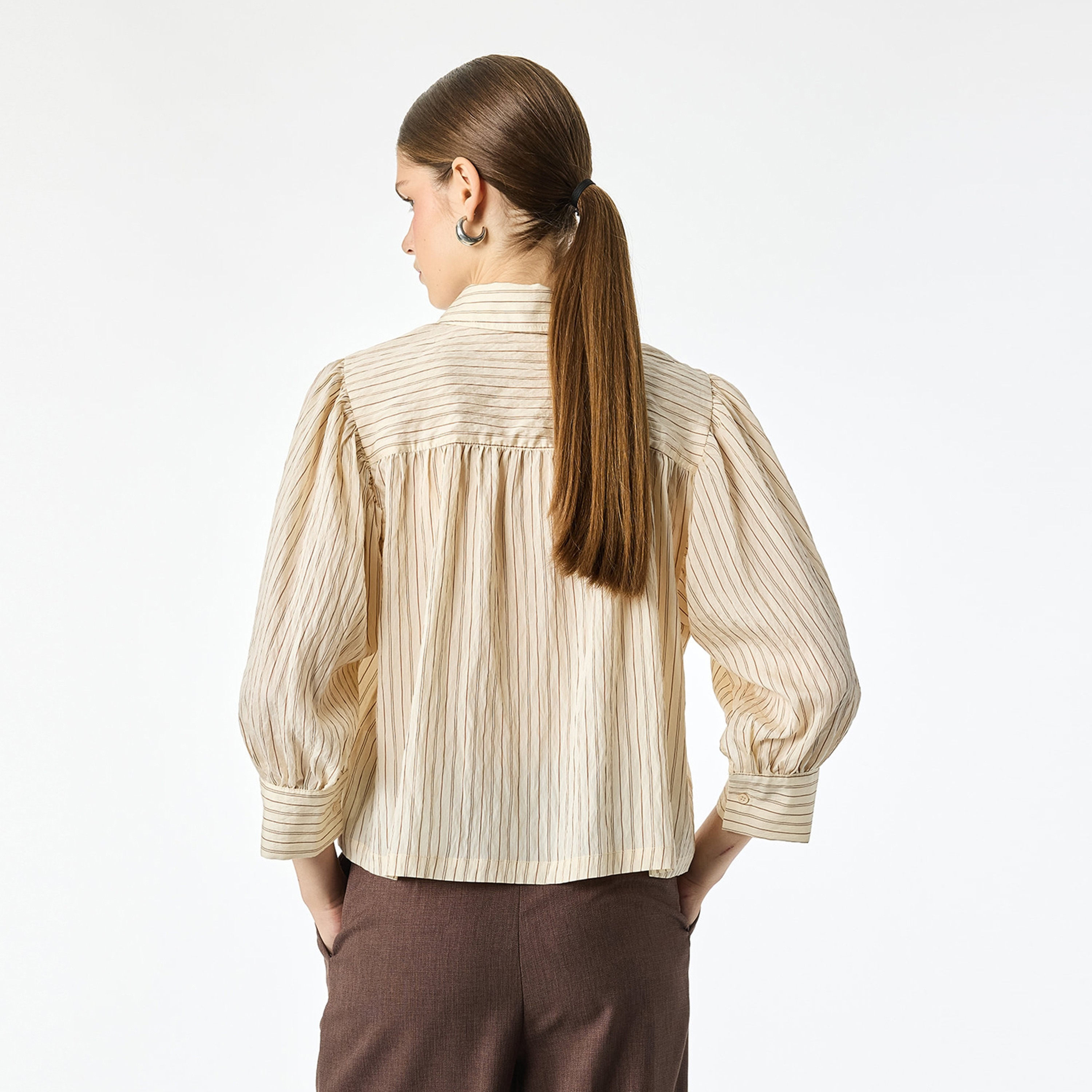 قميص بوبلين حريمي مخطط بأكمام منتفخة وياقة باللون البيج من كوتون-women-clothing-shirtsandblouses-shirts-image-3