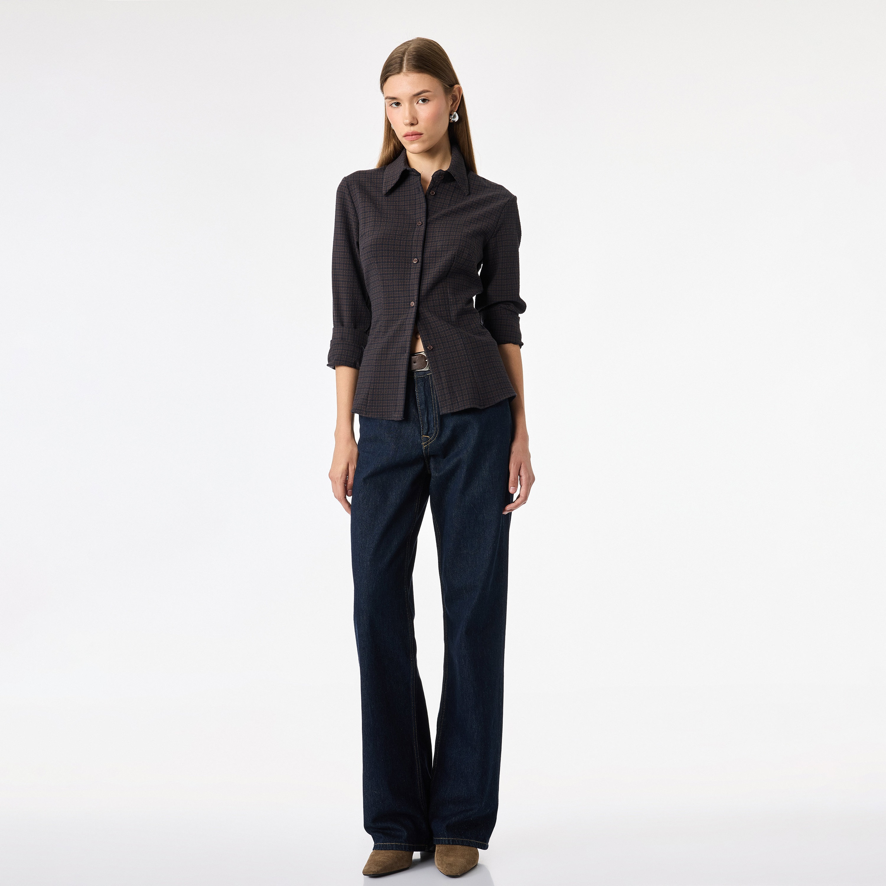 قميص حريمي بنقشة مربعات وياقة مدببة باللون البني الداكن من كوتون-women-clothing-shirtsandblouses-shirts-image-2